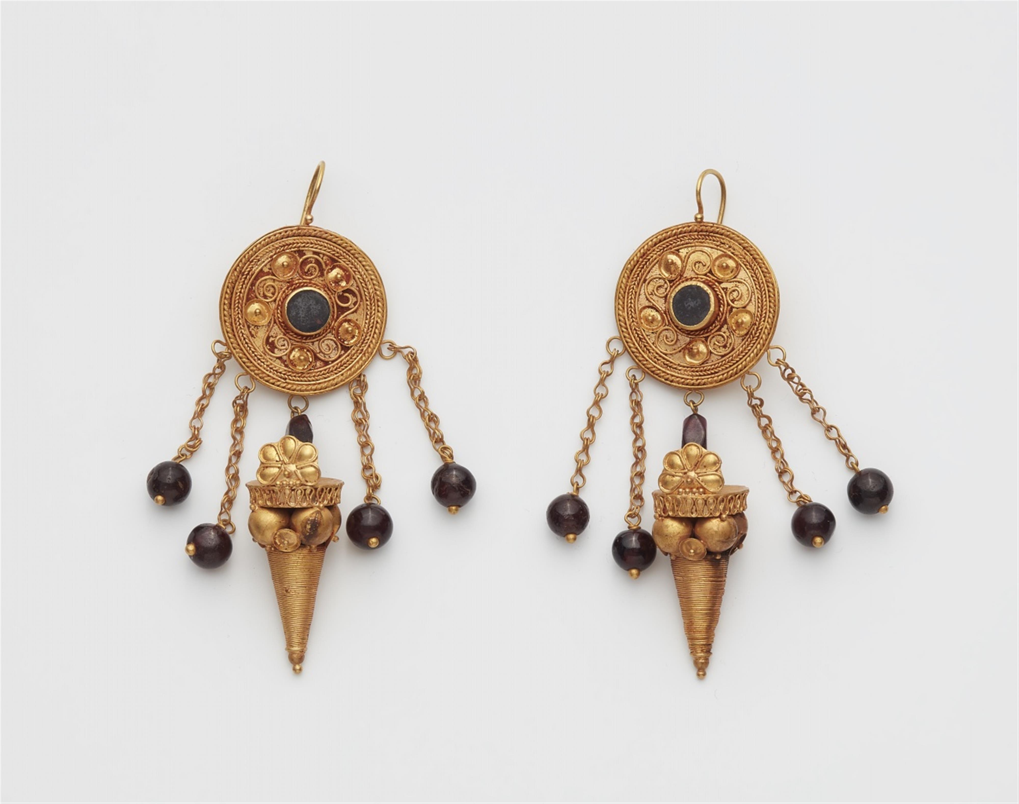 A pair of 22k gold Hellenistic drop earrings - image-1