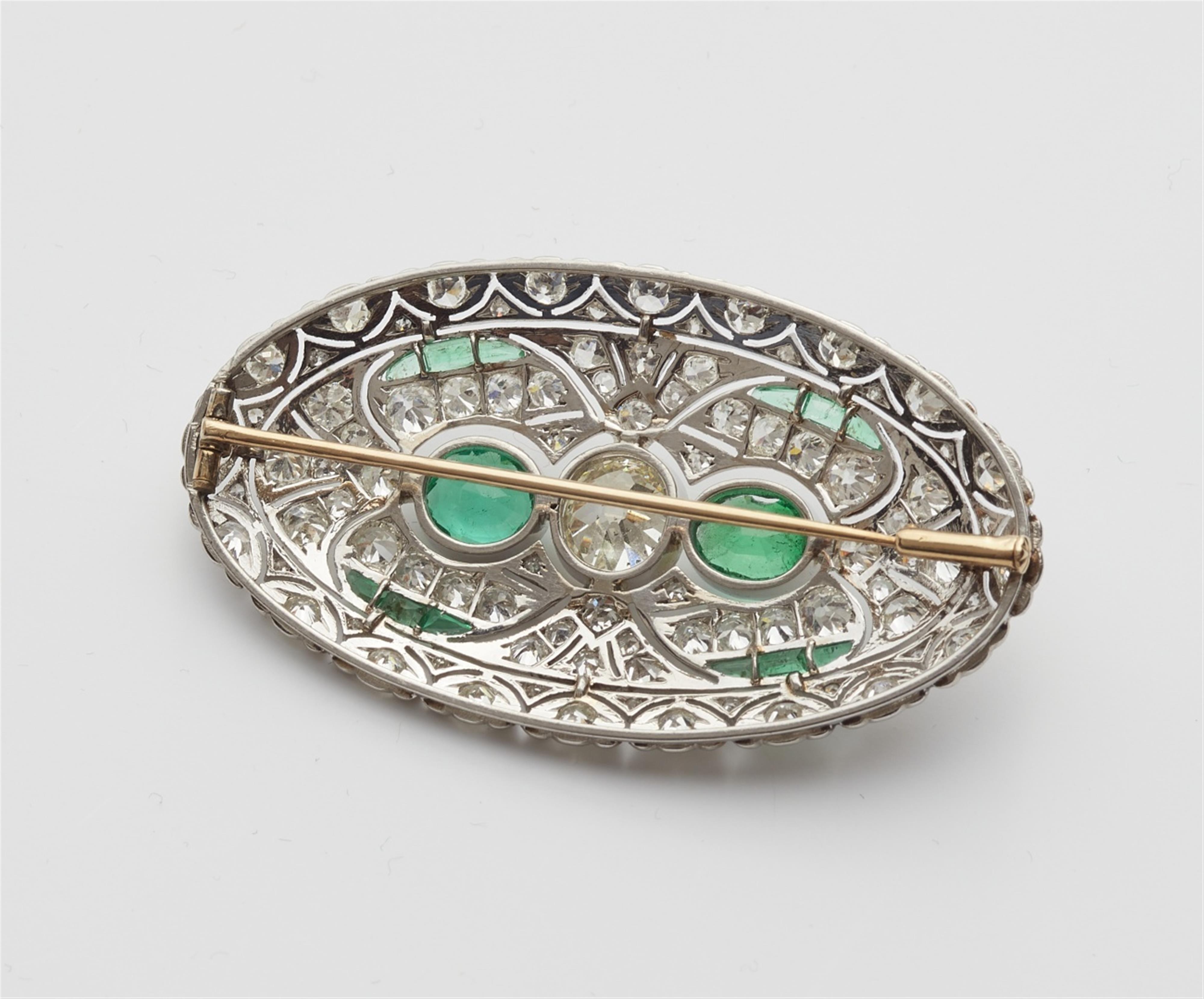 An Art Deco emerald brooch - image-2