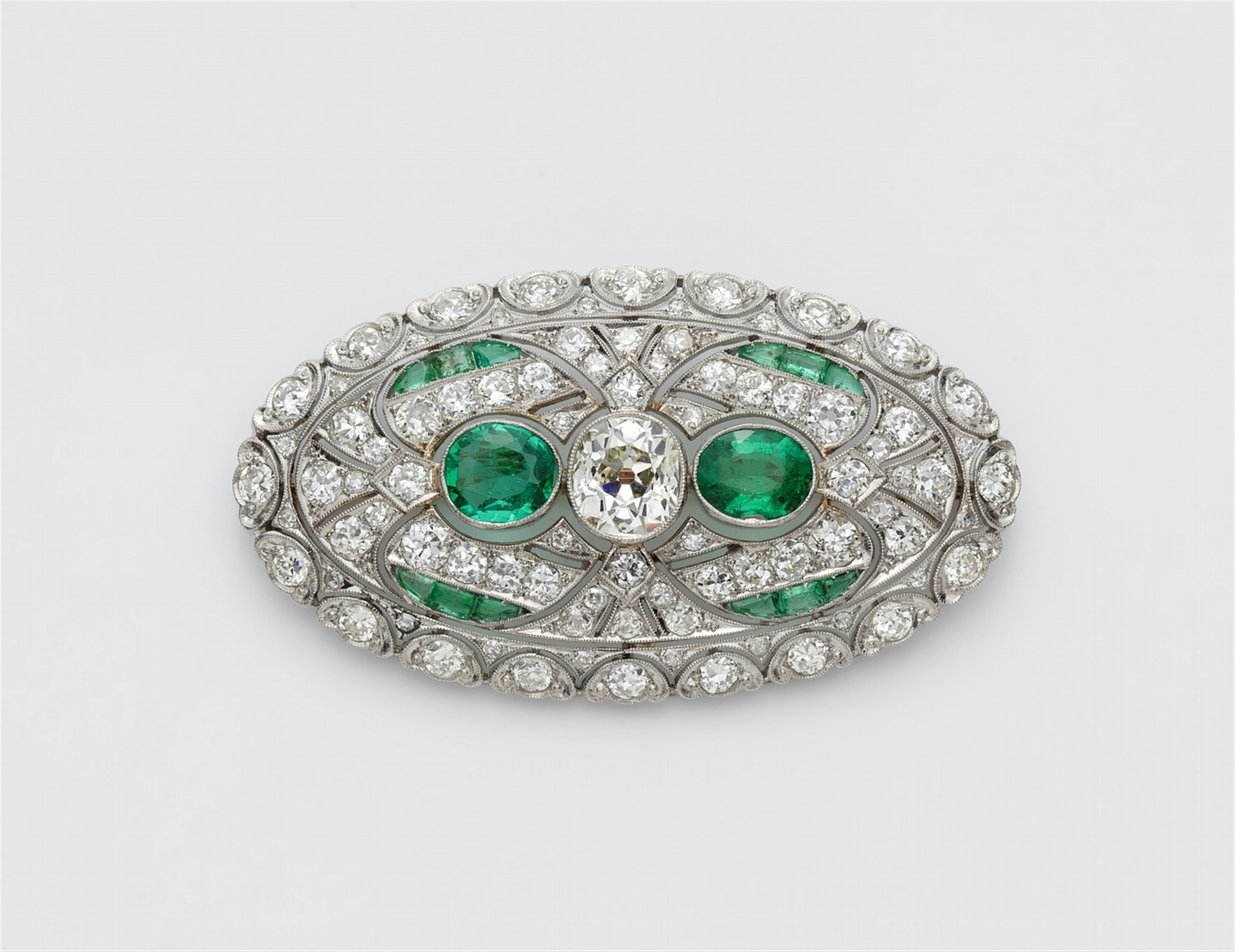 An Art Deco emerald brooch - image-1