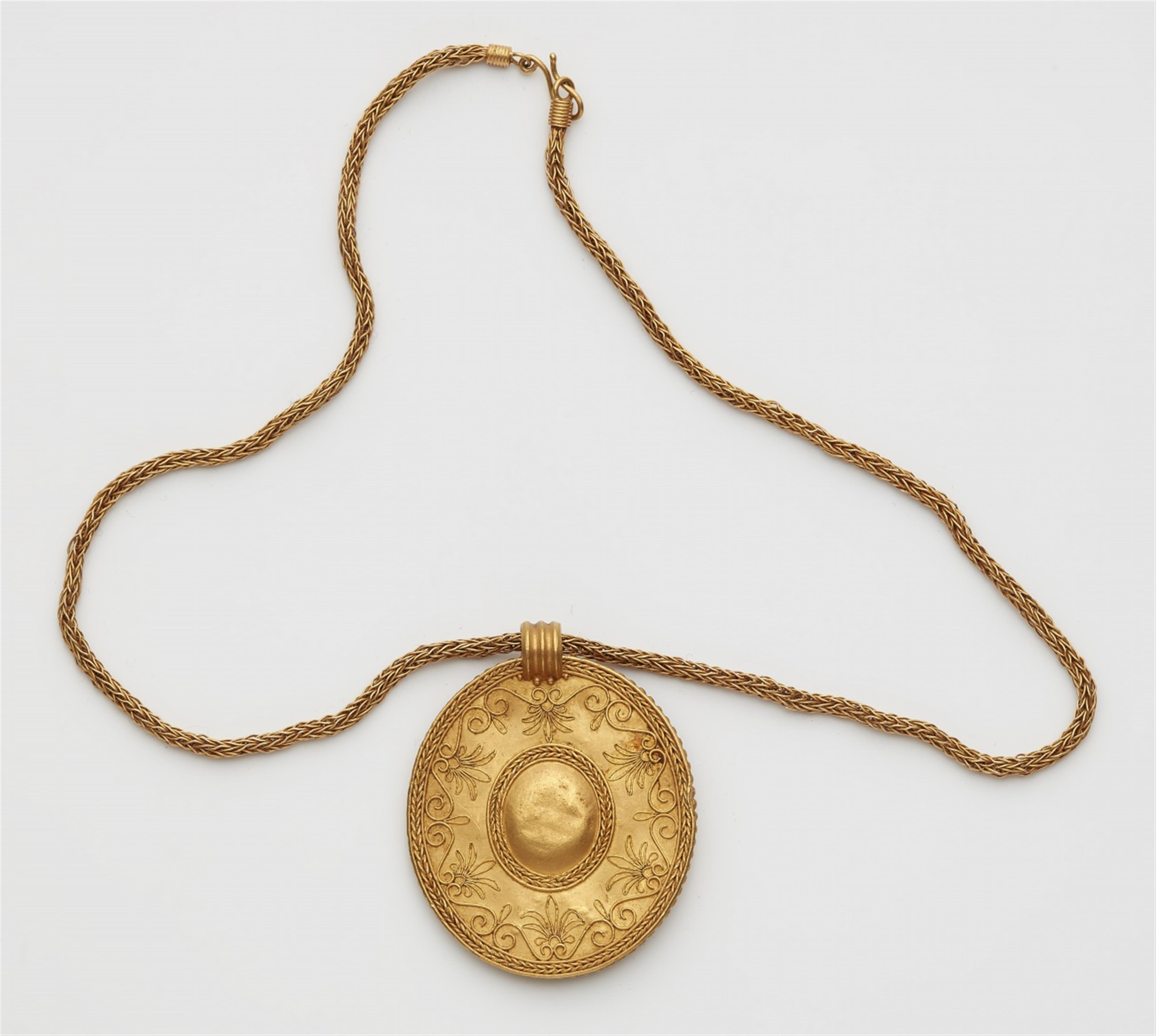 A 22k gold amulet necklace - image-2