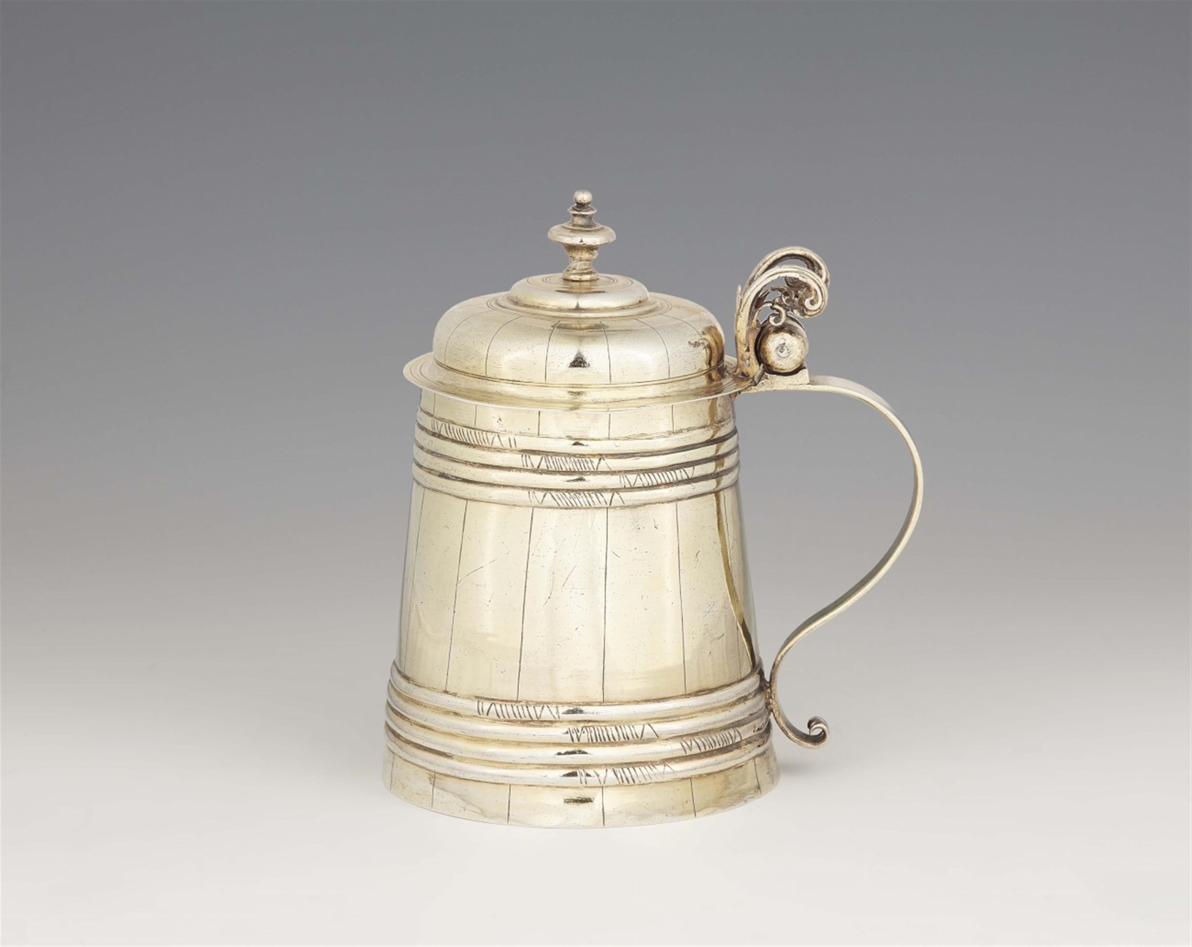 A silver tankard formed as a barrel - image-1