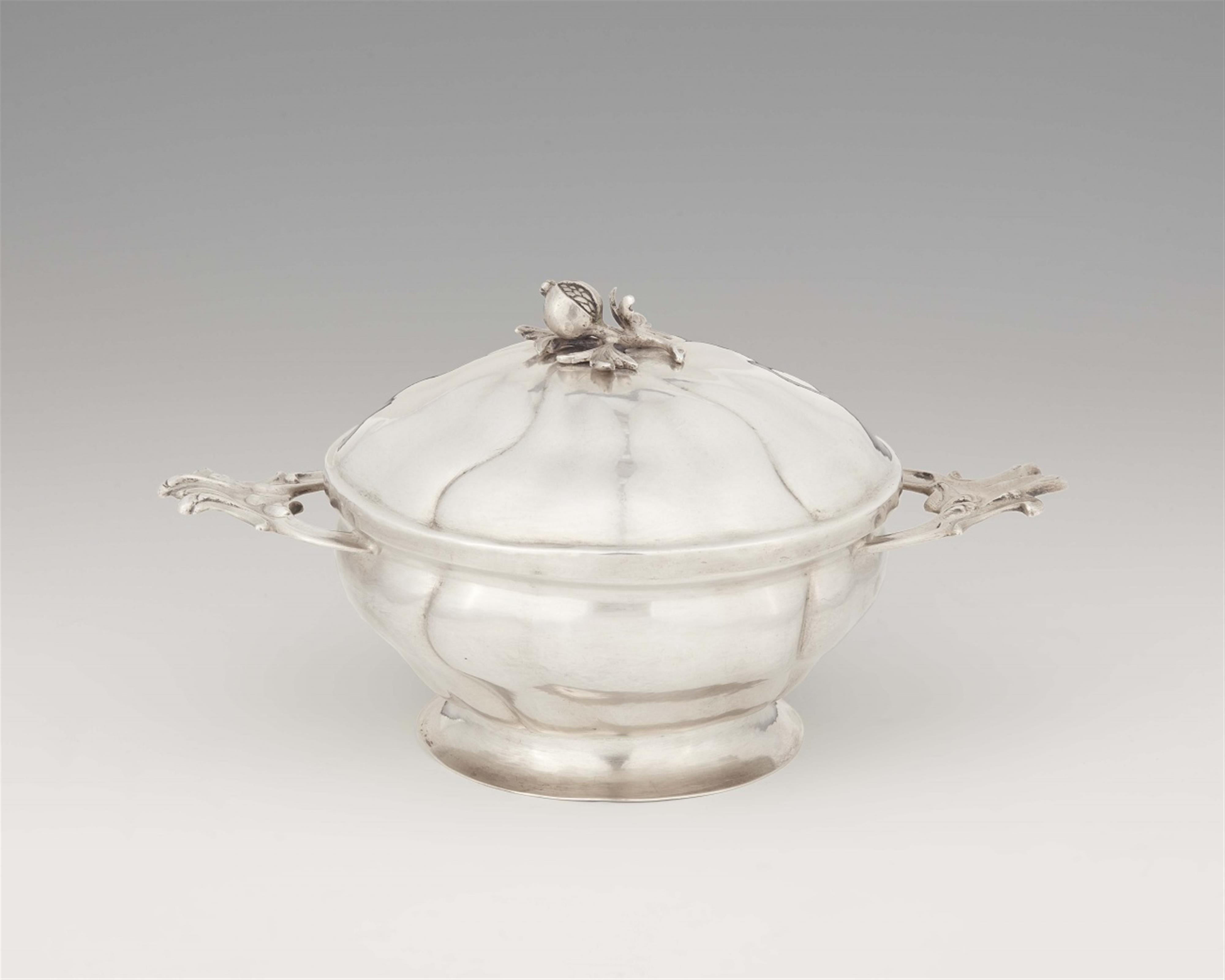 A small Rococo Augsburg silver tureen - image-1