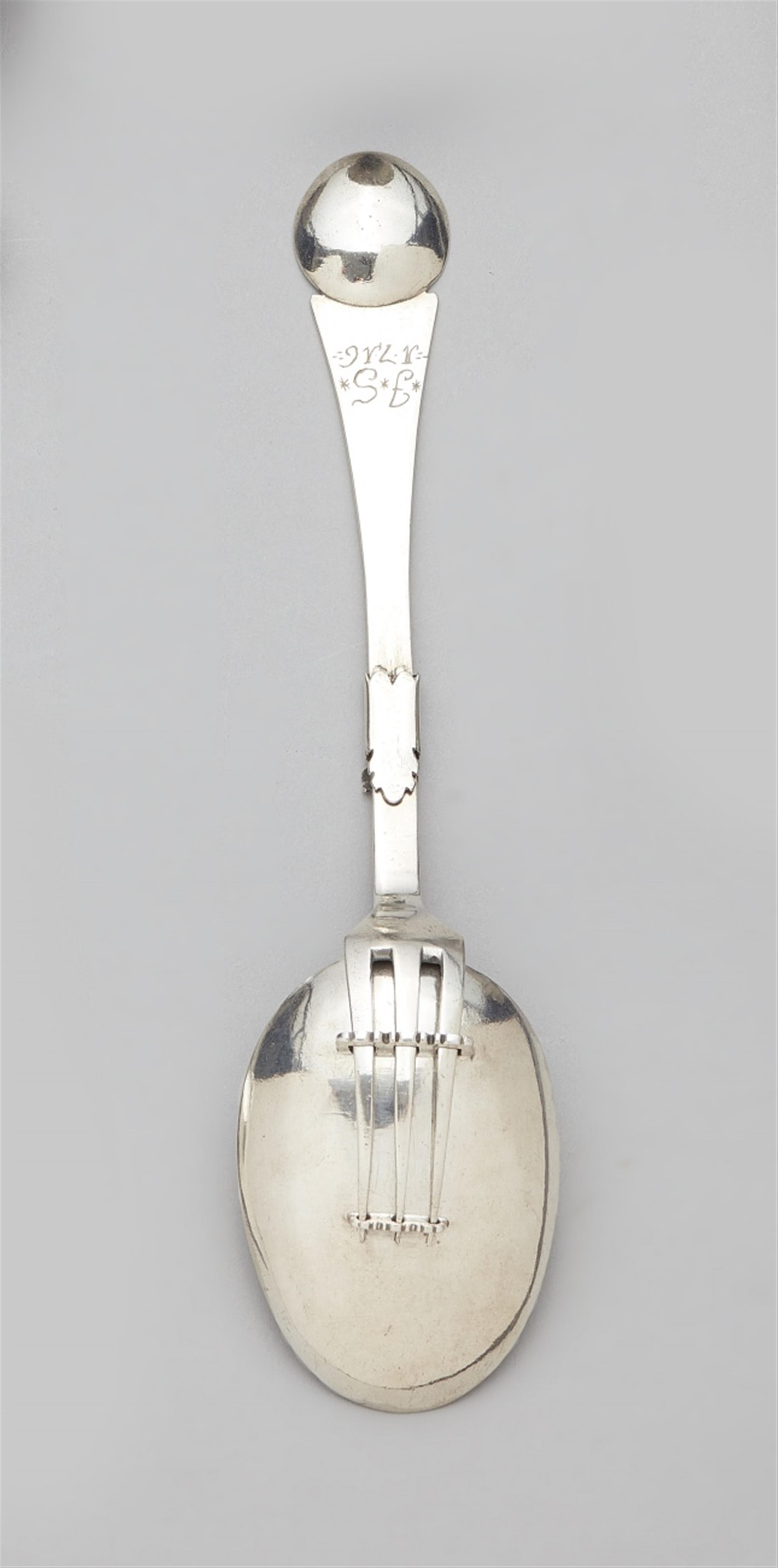 A folding silver cutlery set - image-1