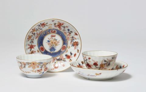 Zwei Koppchen und Untertasse mit Imari-Dekor - image-1