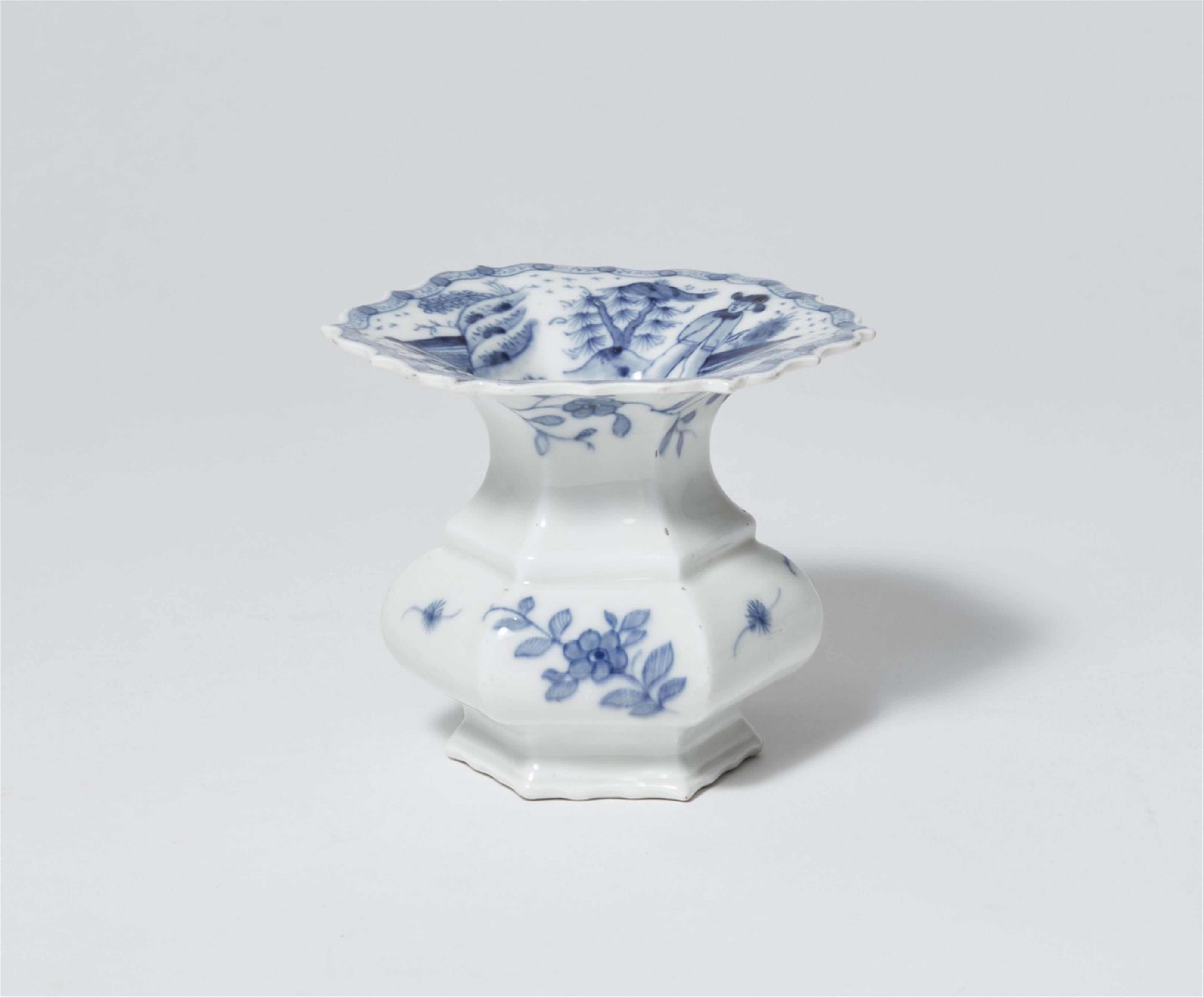 A Meissen porcelain spittoon with Chinoiserie decoration - image-1