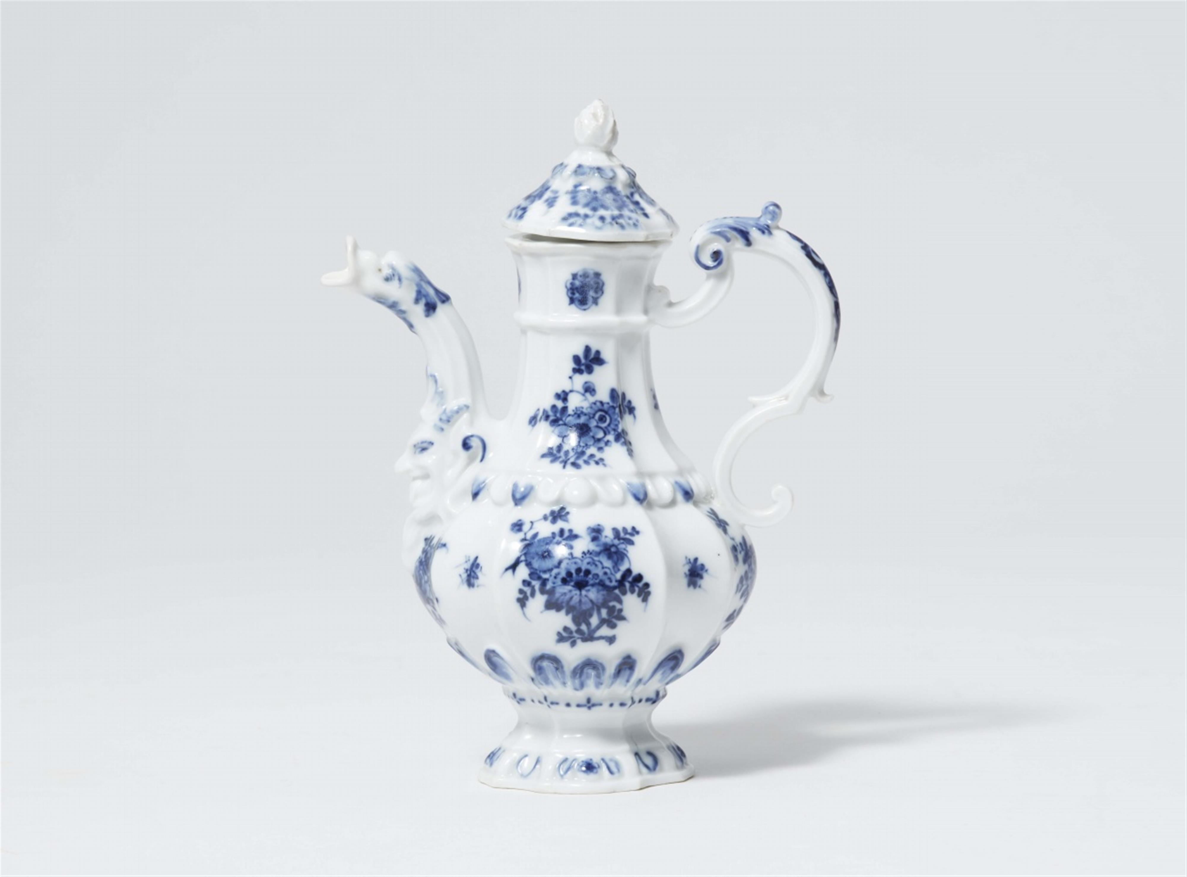 A Meissen porcelain jug with “indianische blumen” - image-1