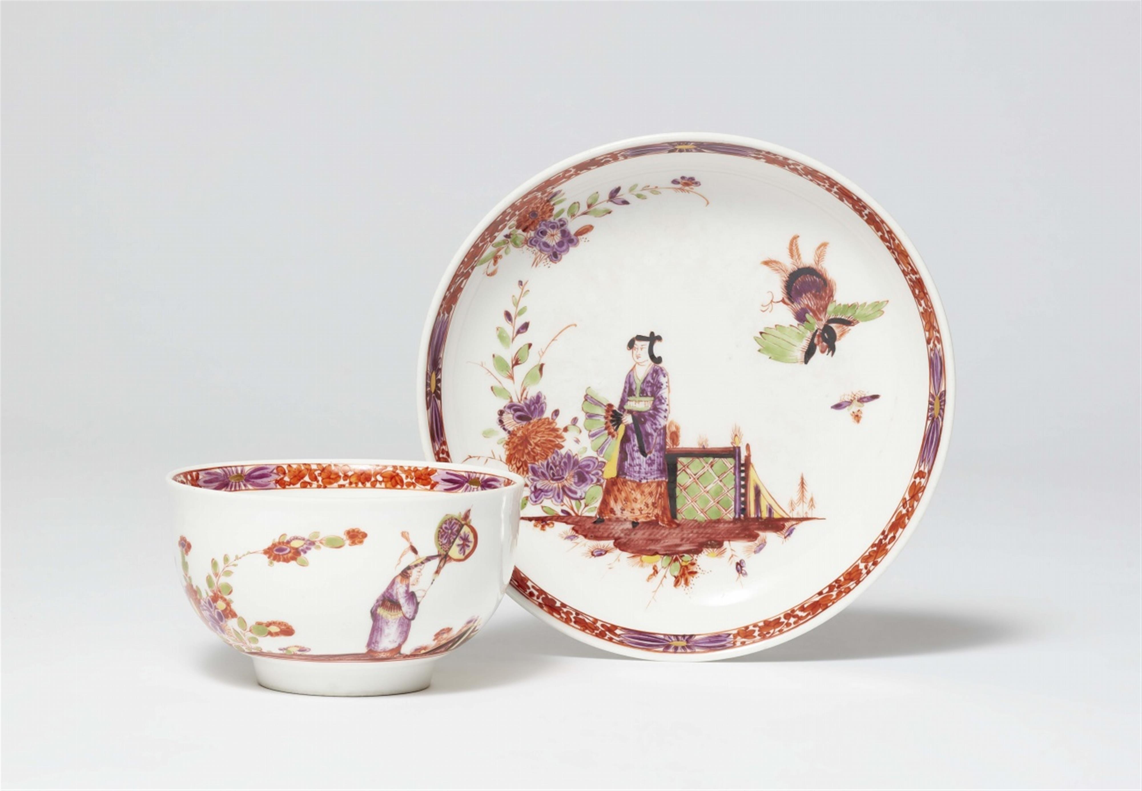 A Meissen porcelain tea bowl and saucer with Chinoiserie figures - image-1