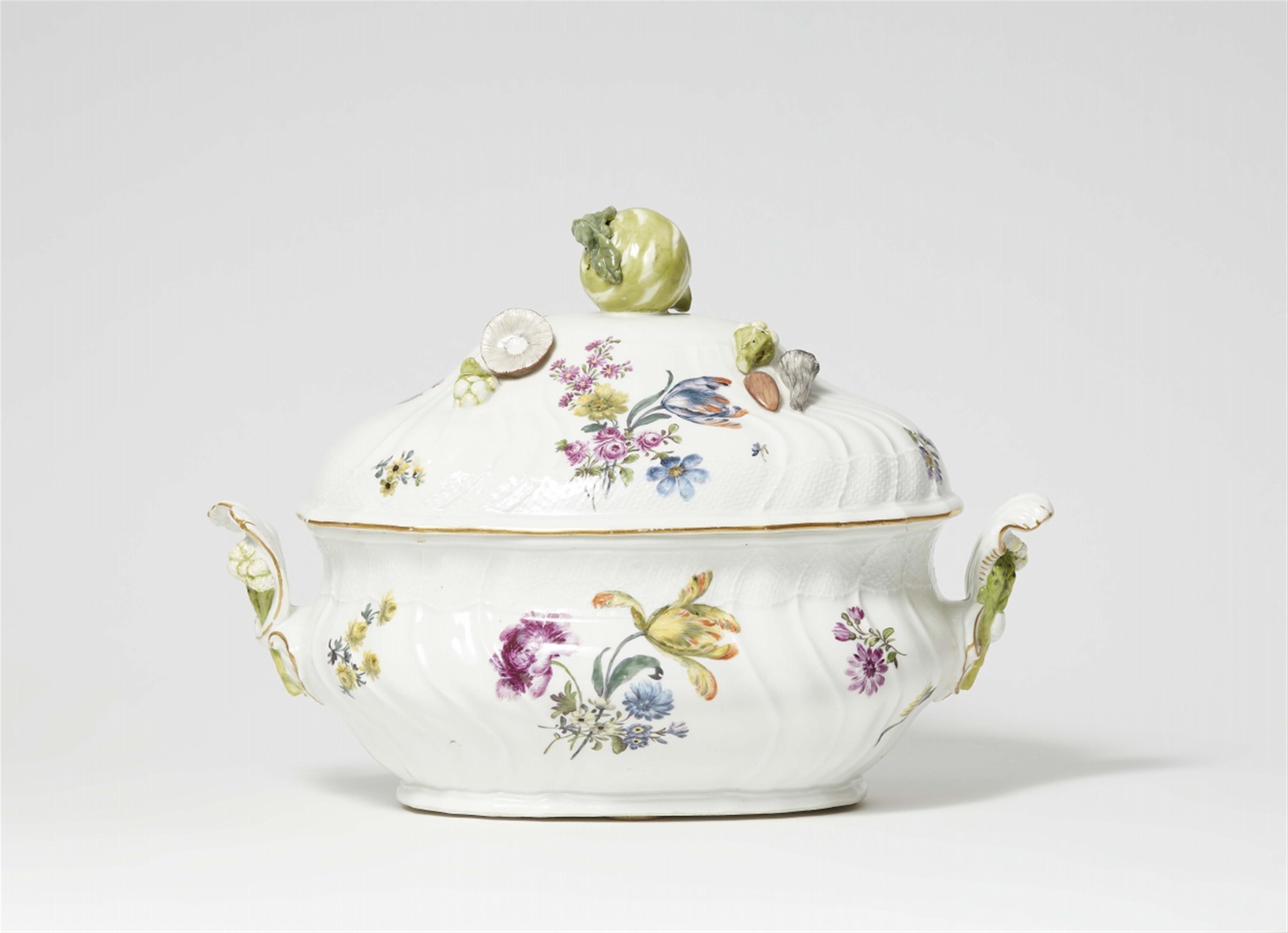 A Meissen porcelain vegetable tureen with naturalistic flowers - image-1