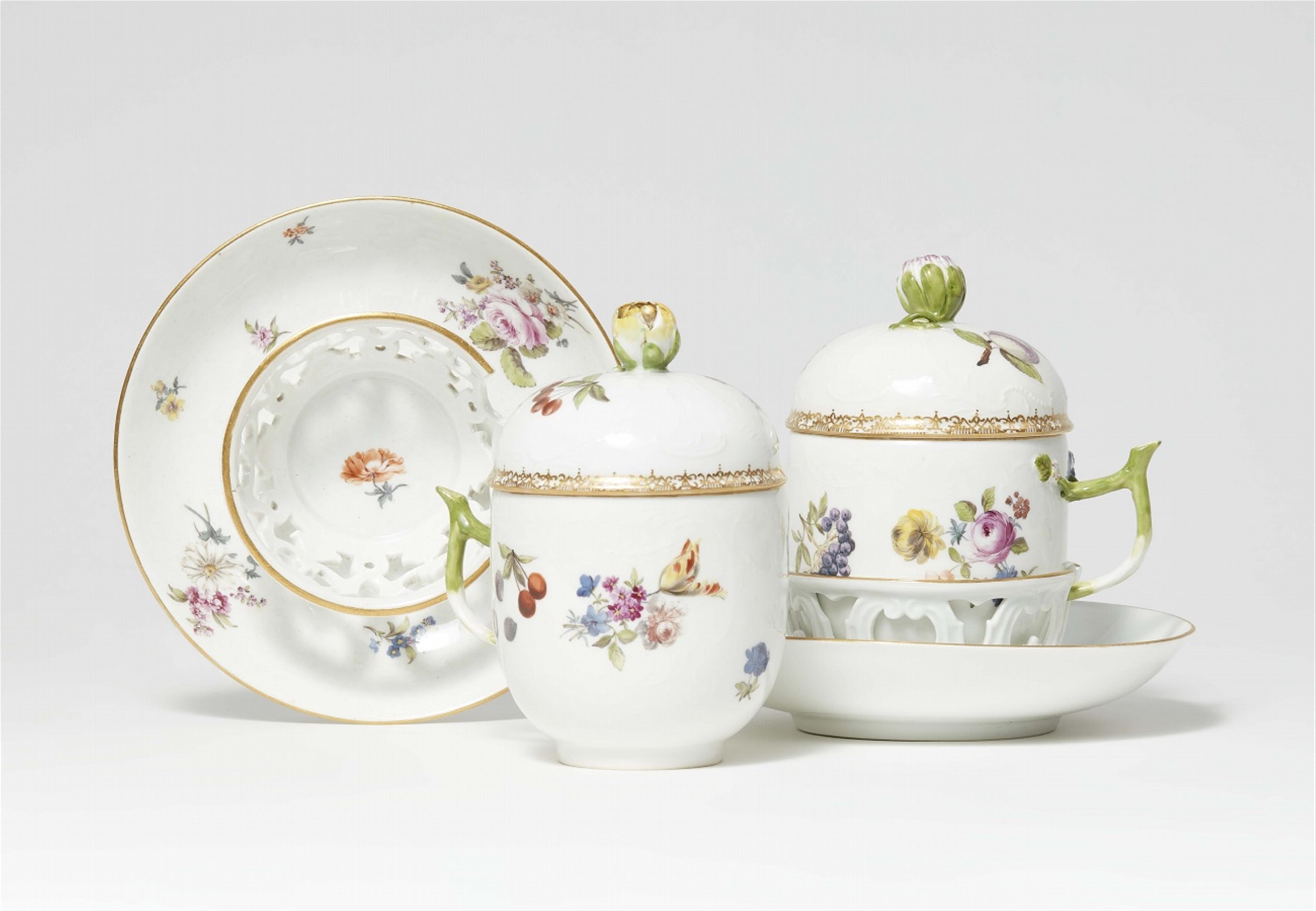 A pair of rare Meissen porcelain trembleuse cups with flower and fruit motifs - image-1