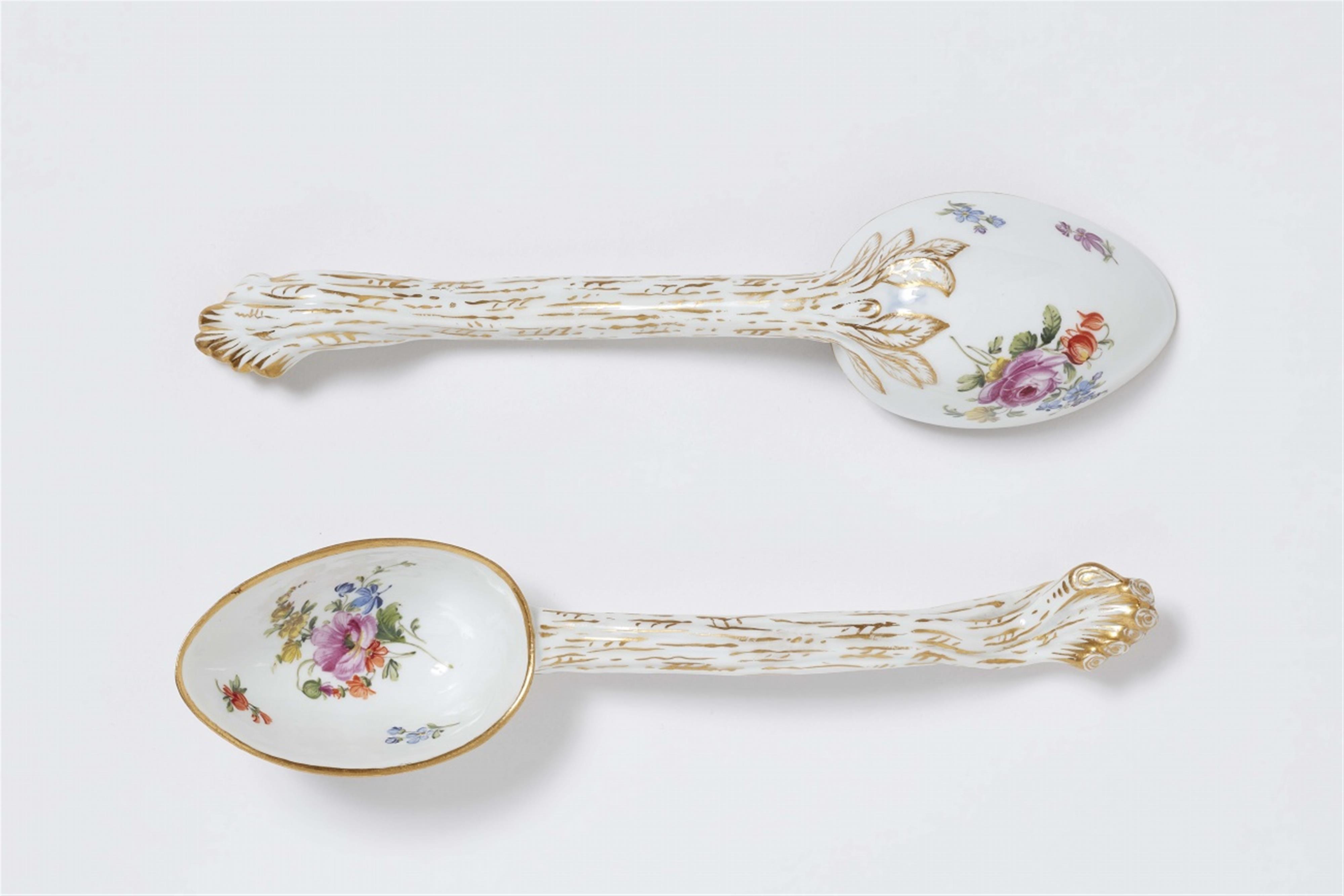 A pair of Meissen porcelain gravy ladles with naturalistic flowers - image-1