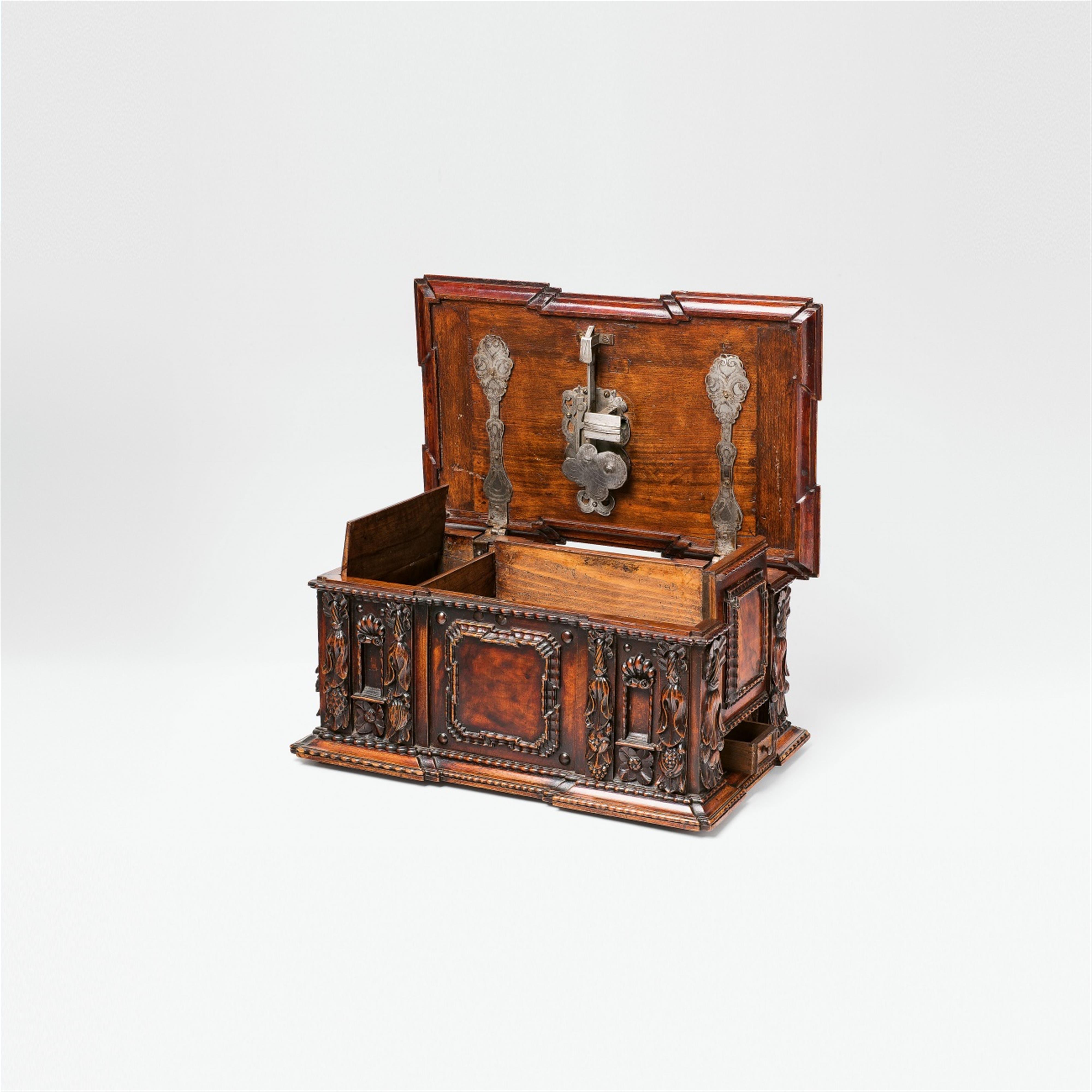 An early Baroque walnut veneer box - image-2