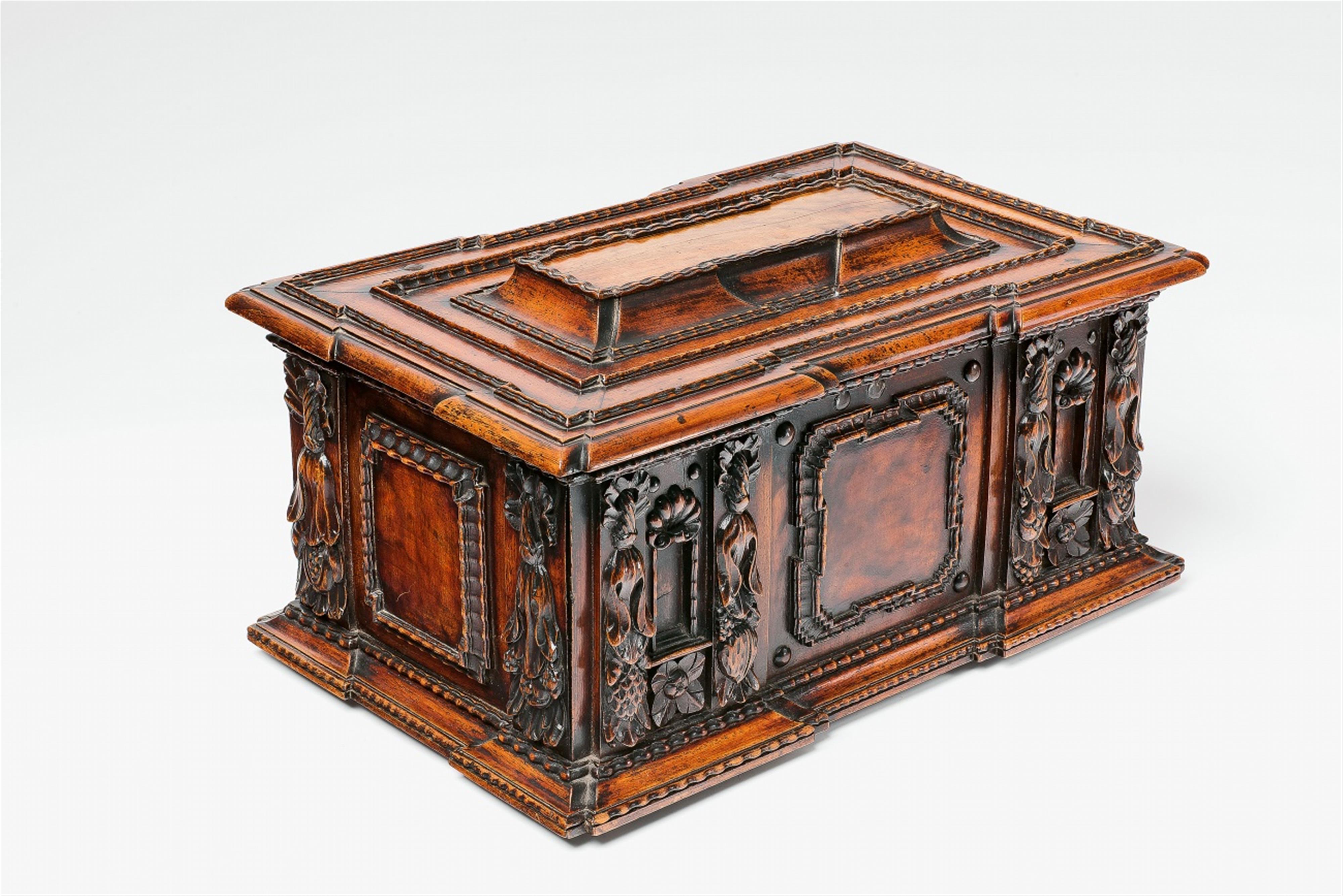 An early Baroque walnut veneer box - image-1