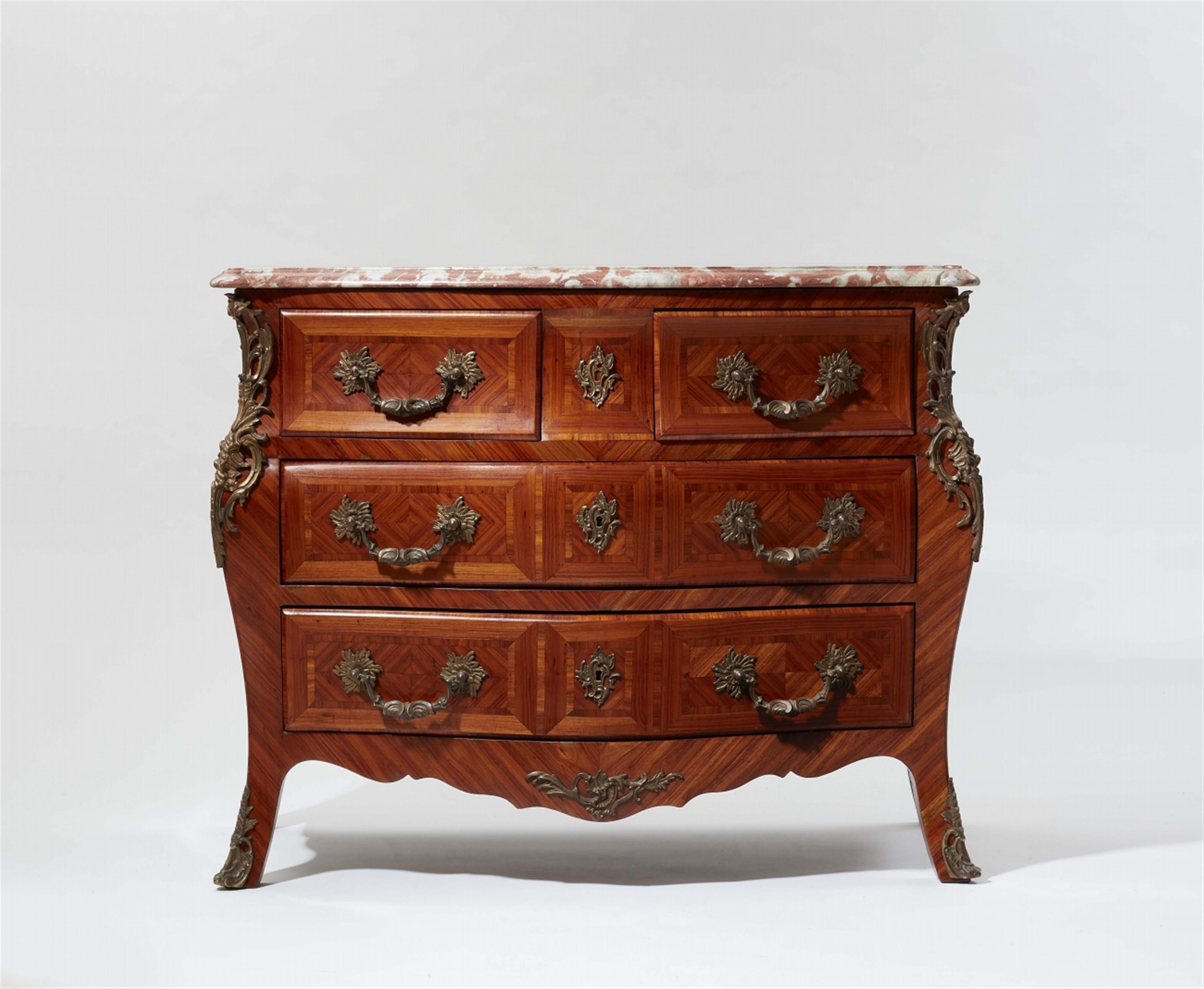 A French Régence chest of drawers - image-1