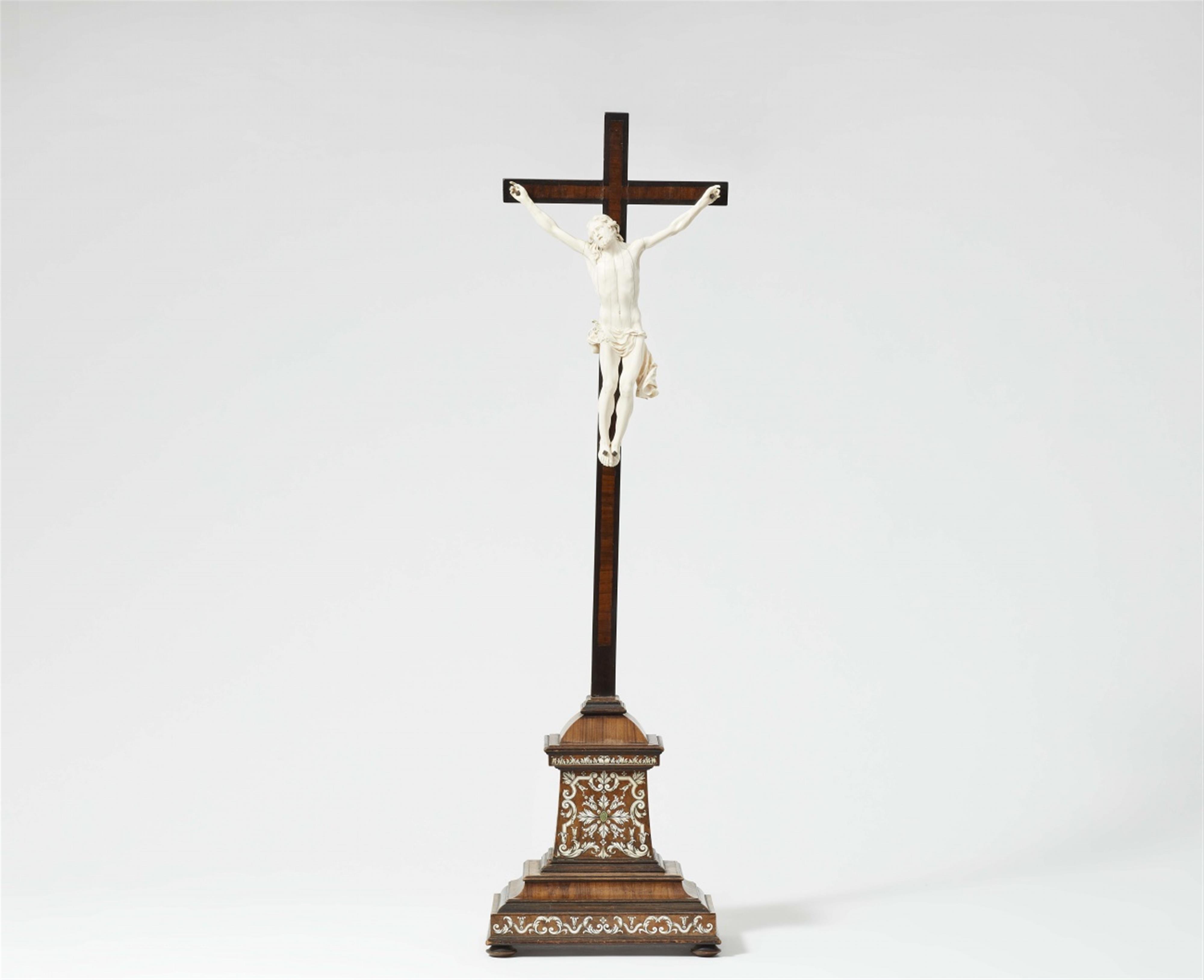 An important carved ivory crucifix - image-1