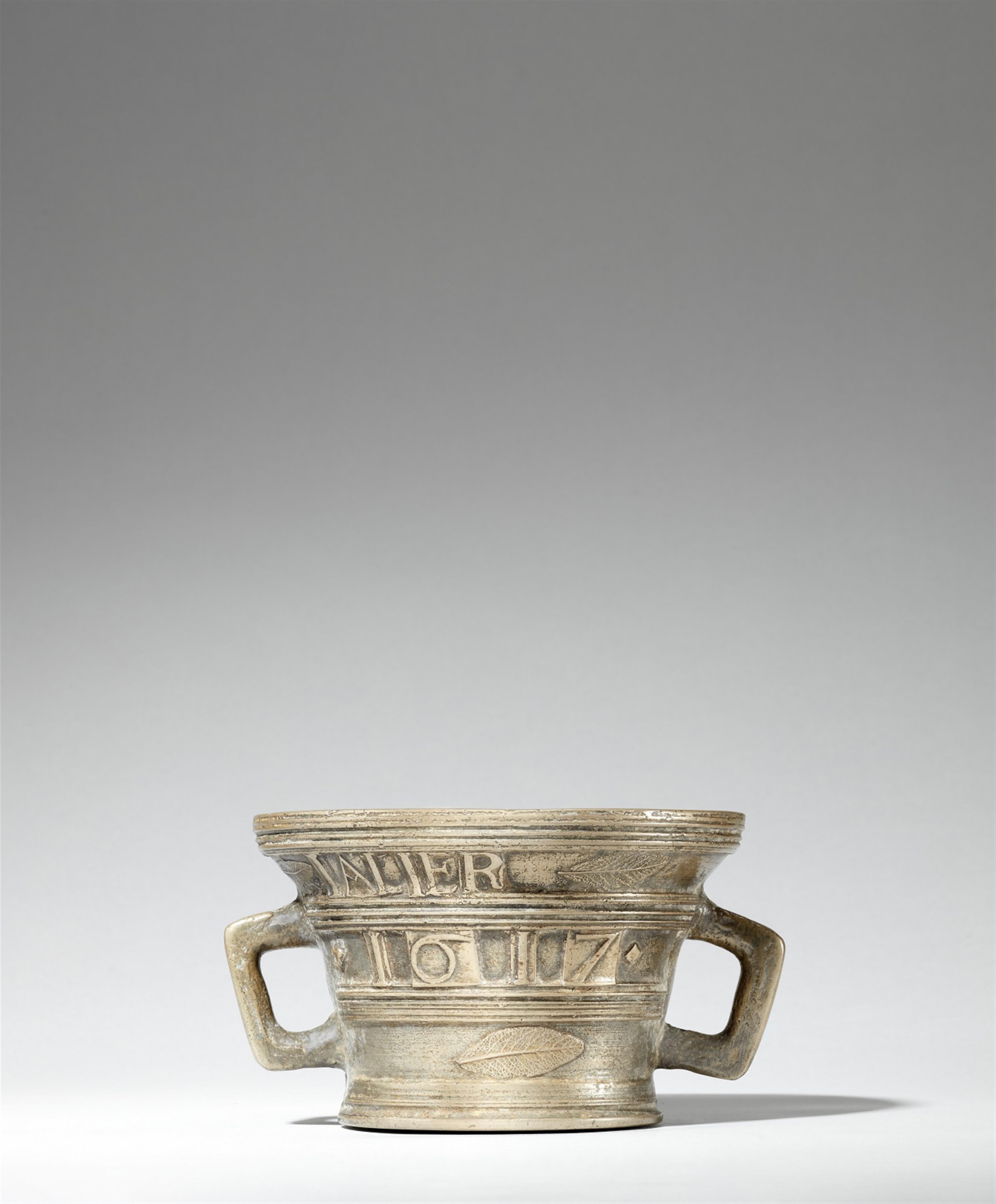 An unusual kitchen mortar with sage leaf motifs - image-1