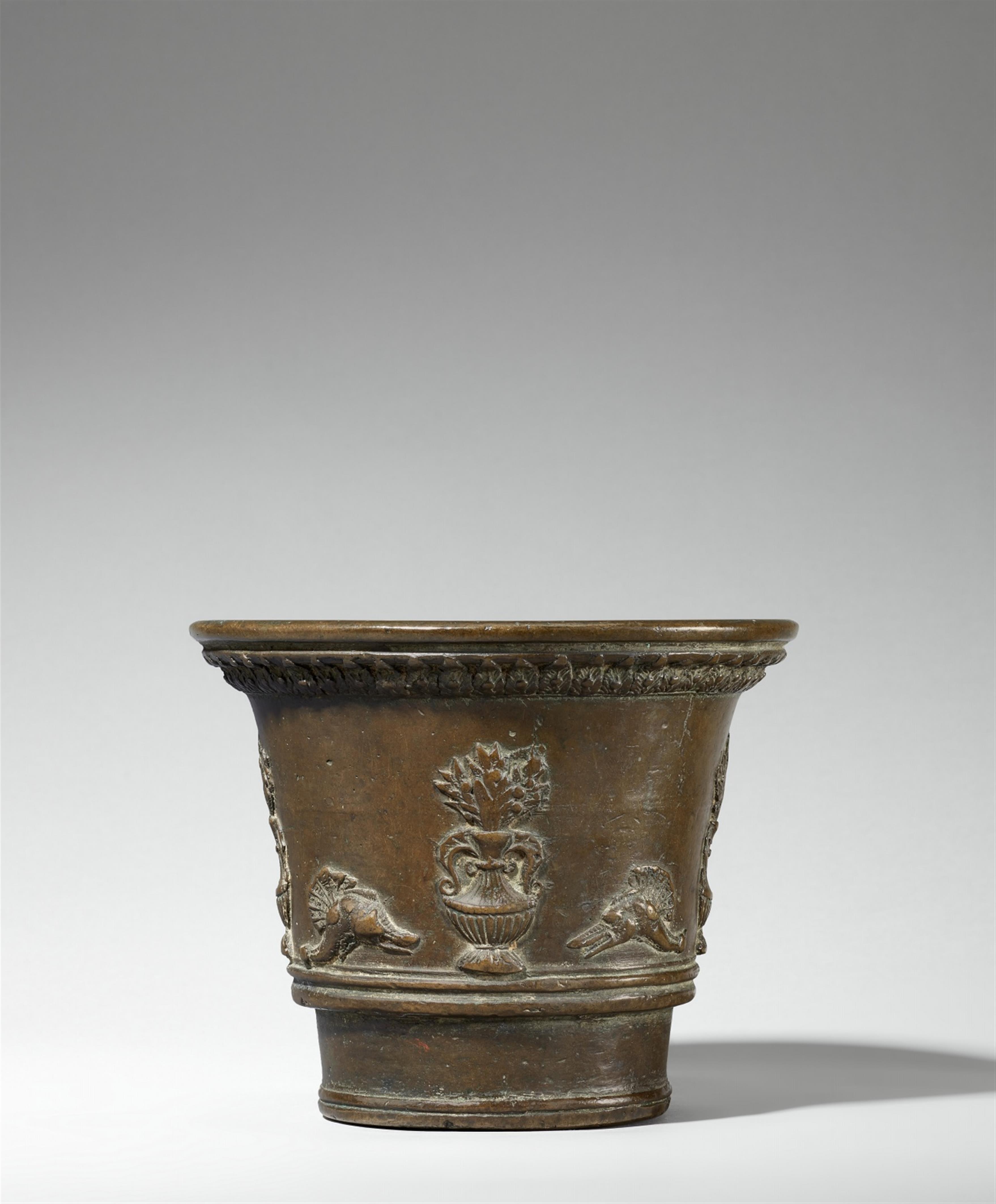 An Italian mortar with flower vase décor - image-1