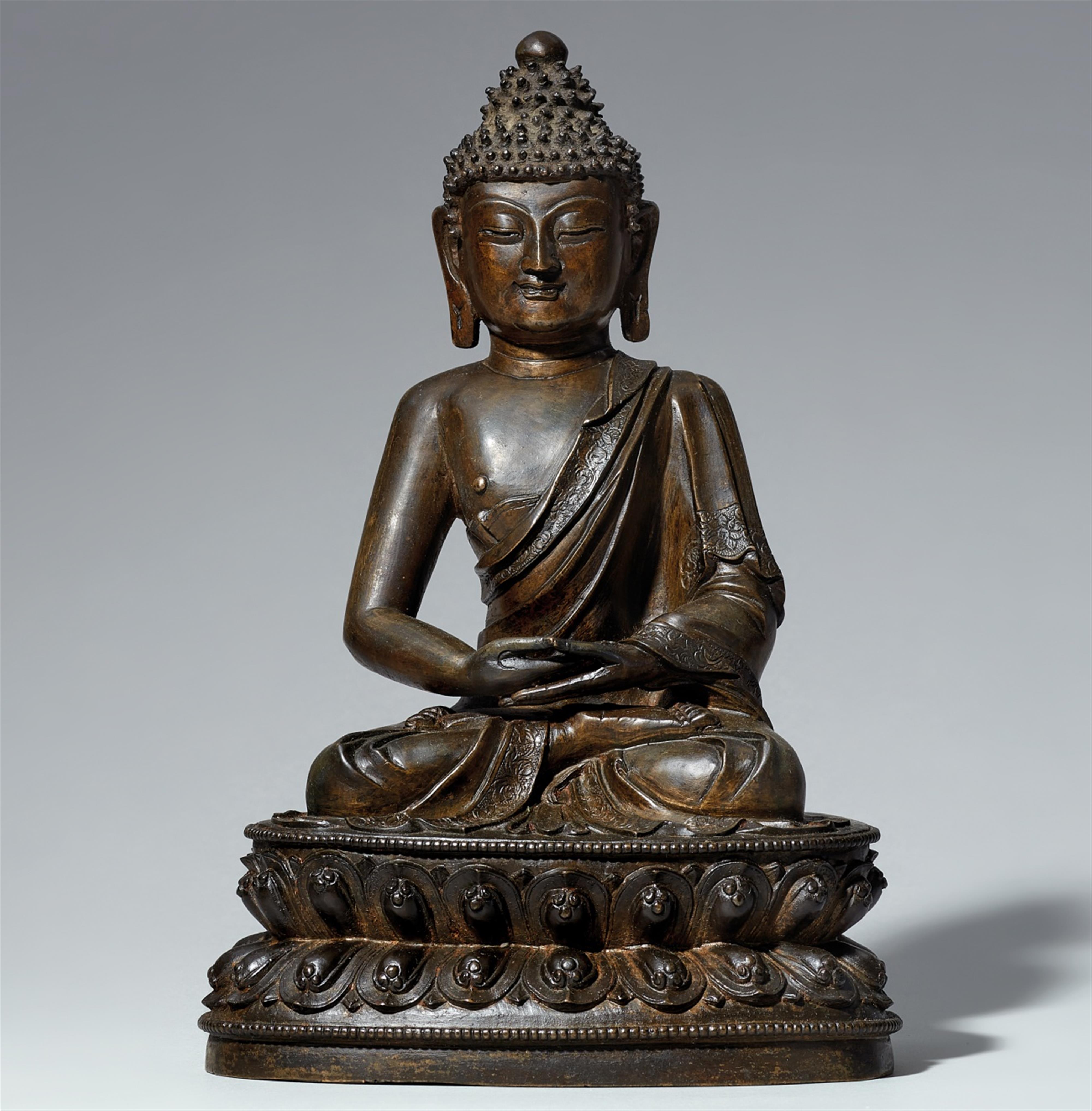 Figur eines Buddha. Dunkel patinierte Bronze. Tibetochinesisch. 18. Jh. - image-1