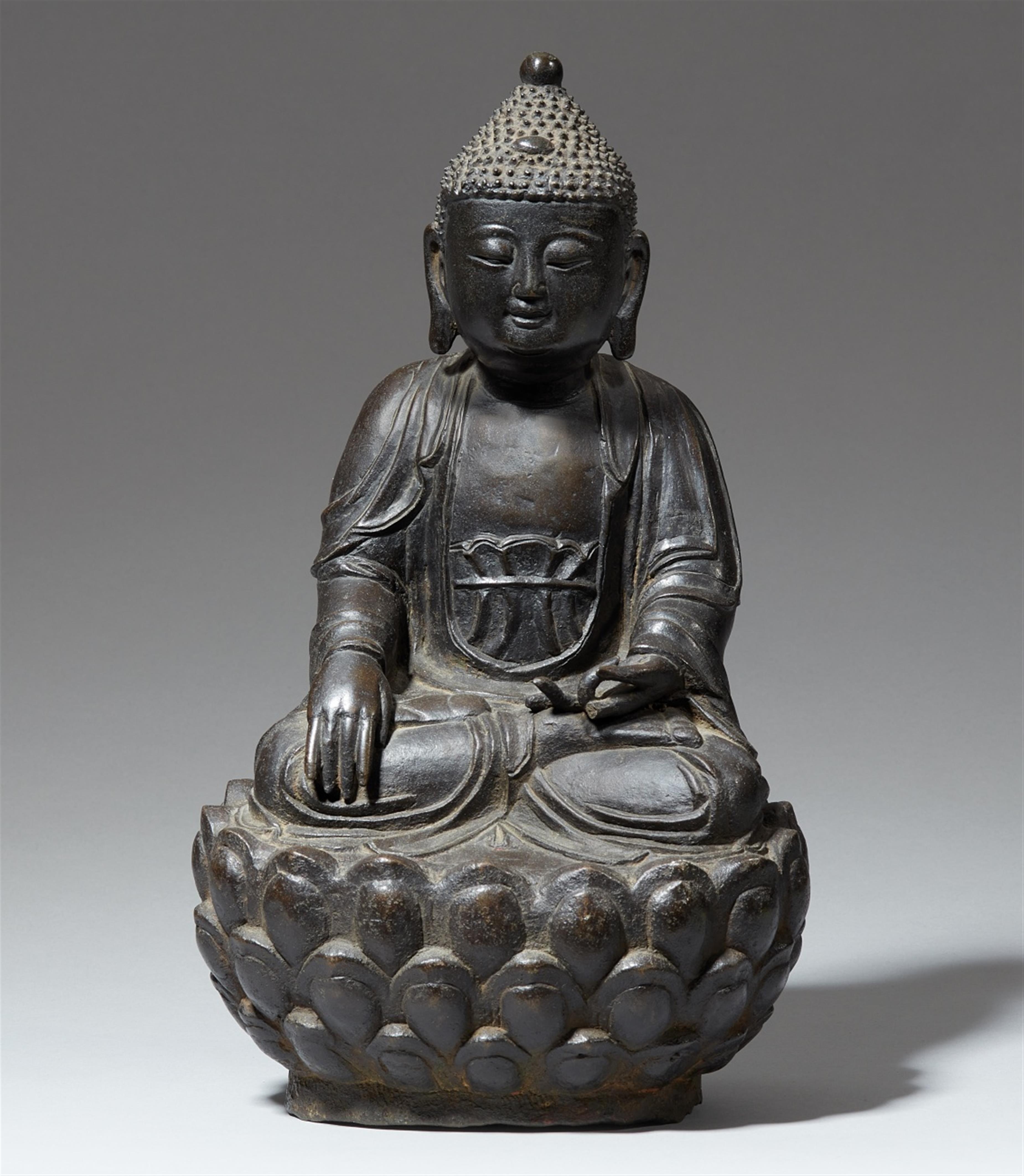 A bronze figure of Buddha Shakyamuni. Ming dynasty - image-1
