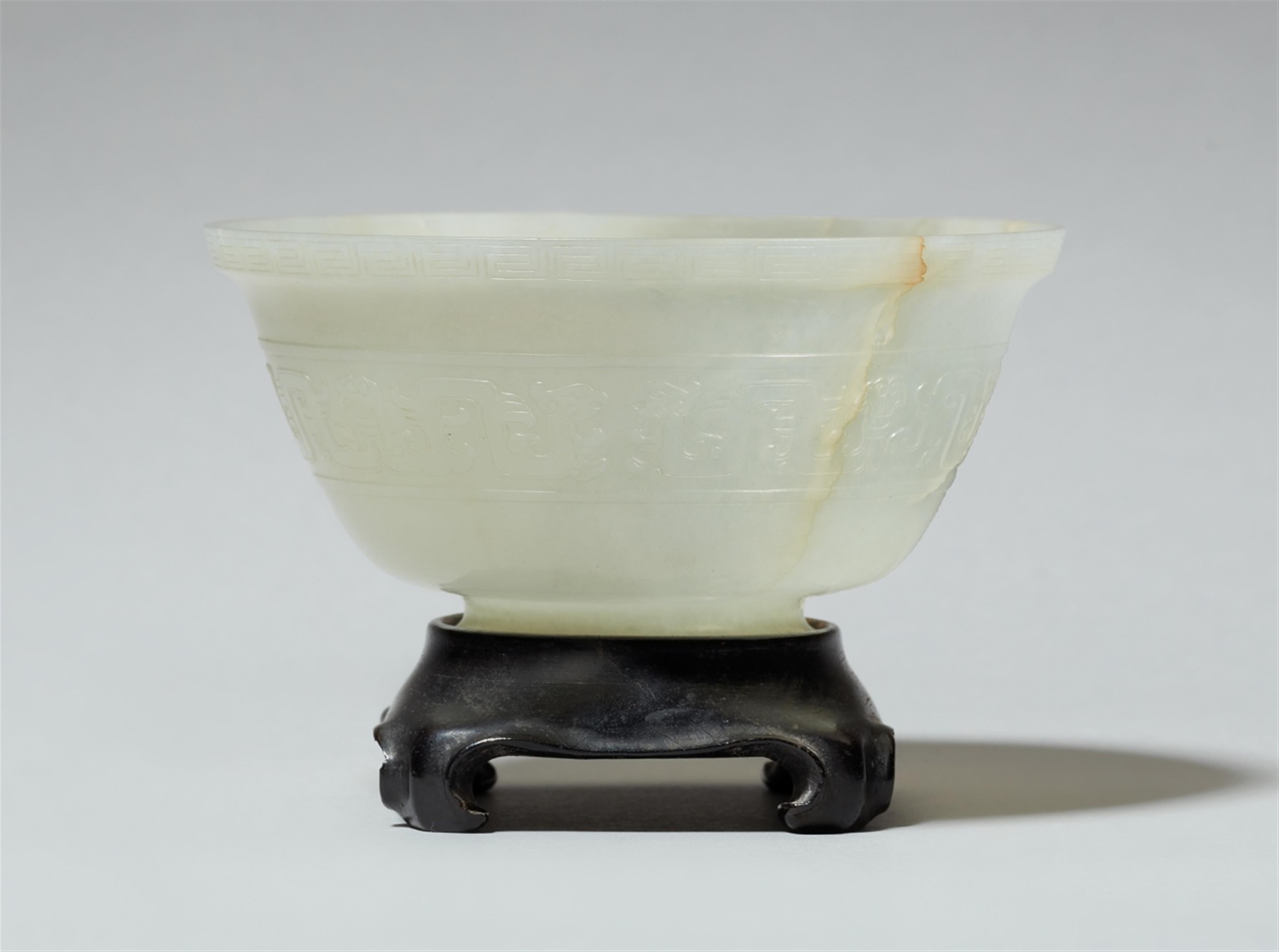 A pale celadon jade bowl. 18th century - image-1