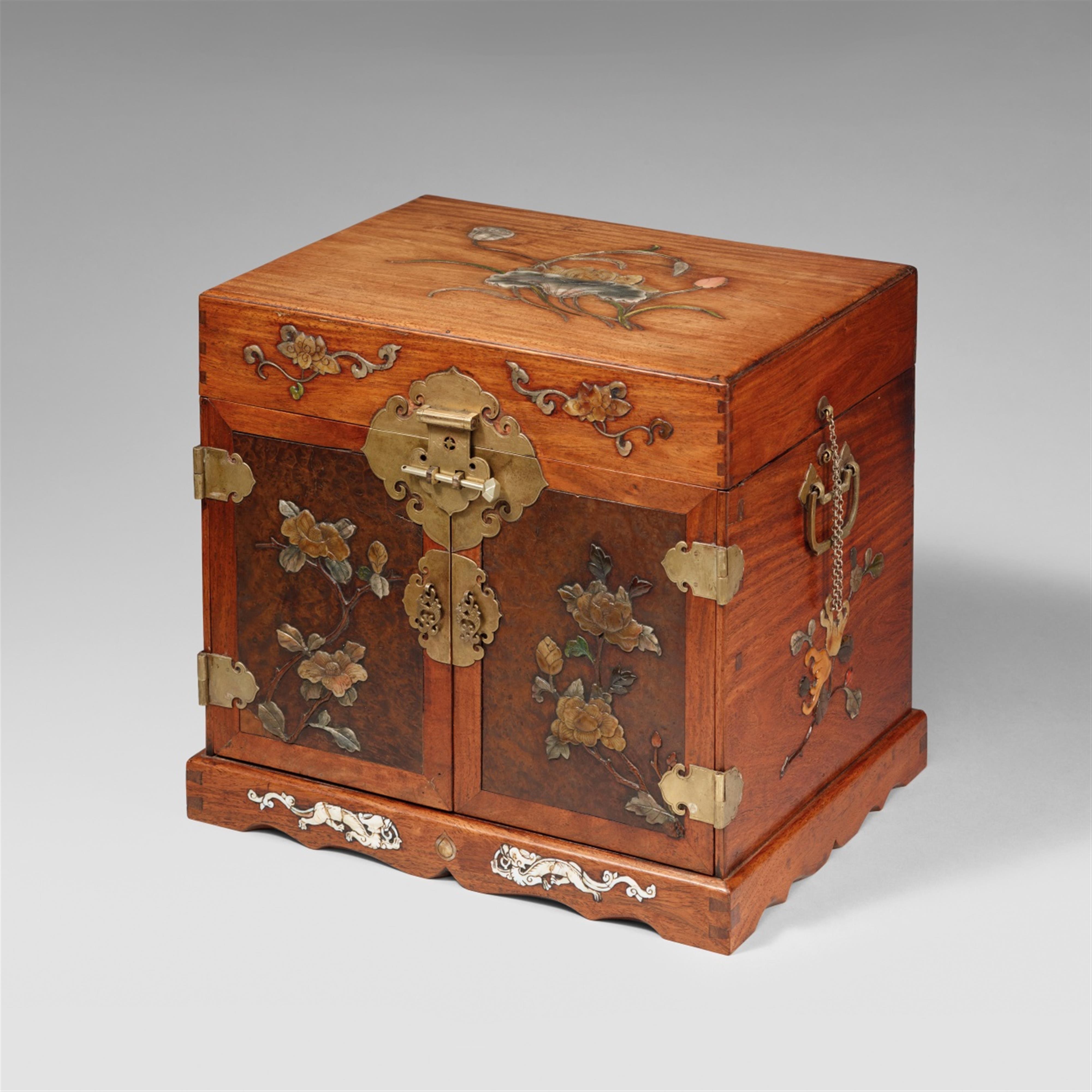 An inlaid huanghuali wood seal chest. 17th century - image-1