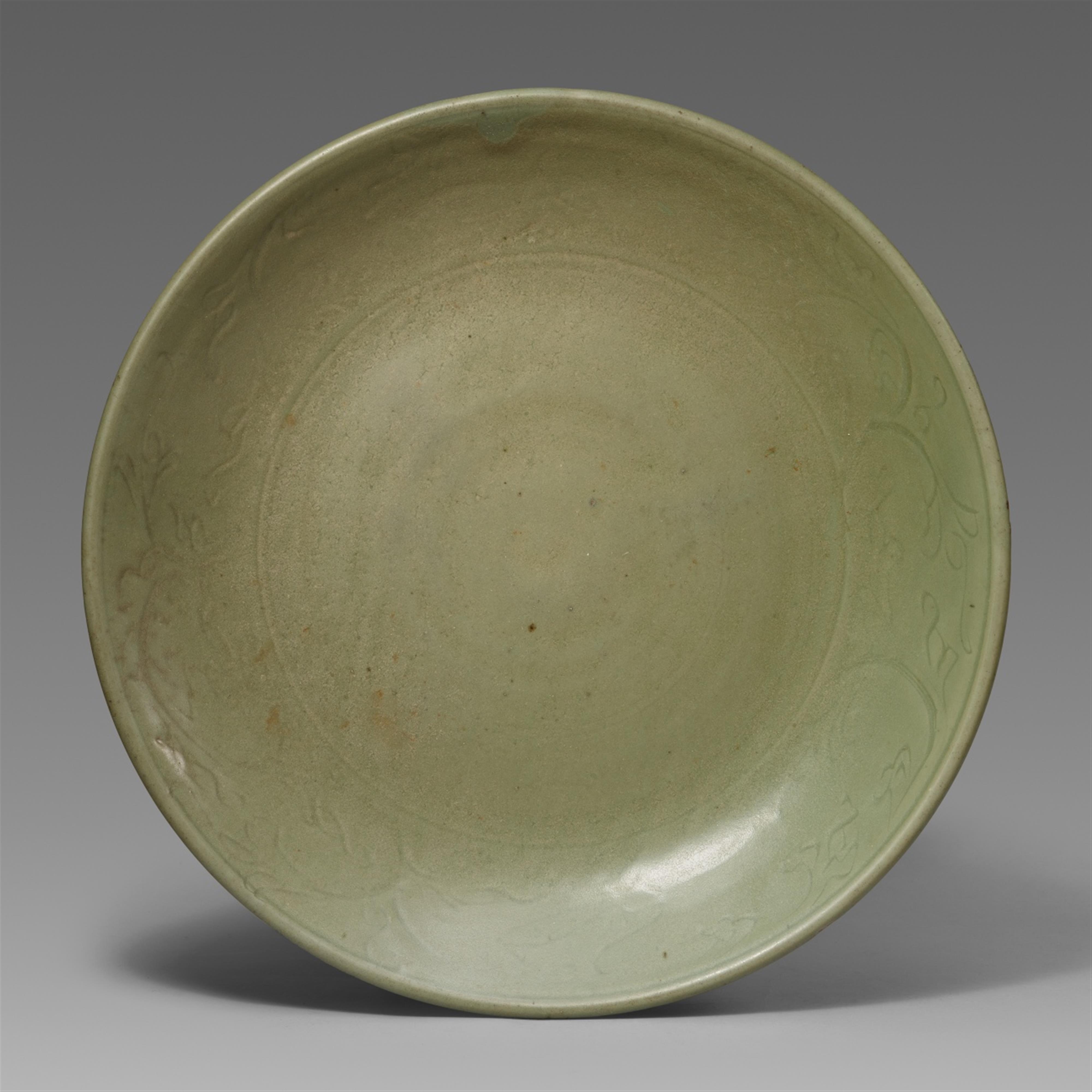 A large Longquan celadon charger. 15th century - image-1