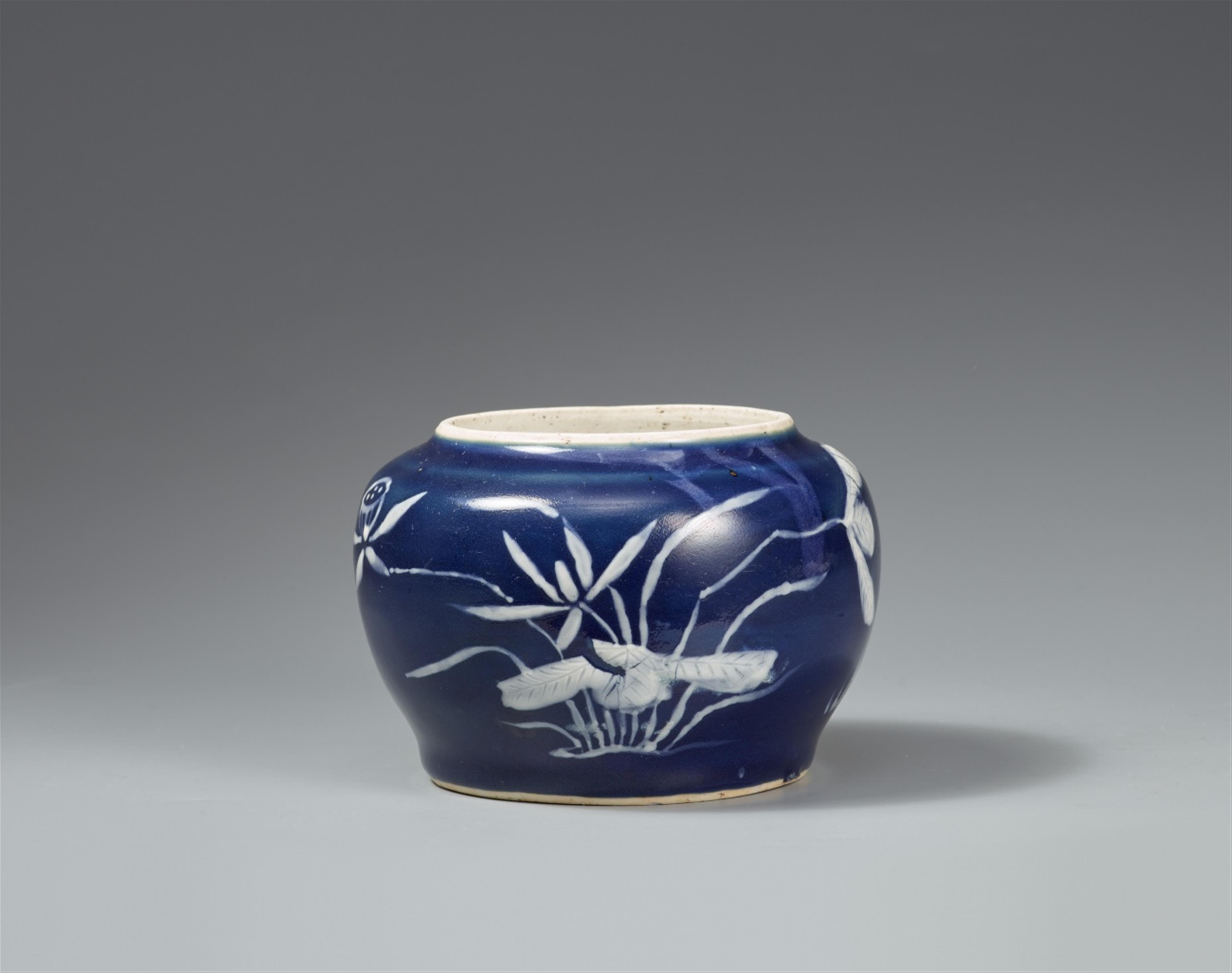 A Zhangzhou (Swatow) slip-decoarted jar. Late Ming dynasty, 16/17th century - image-2