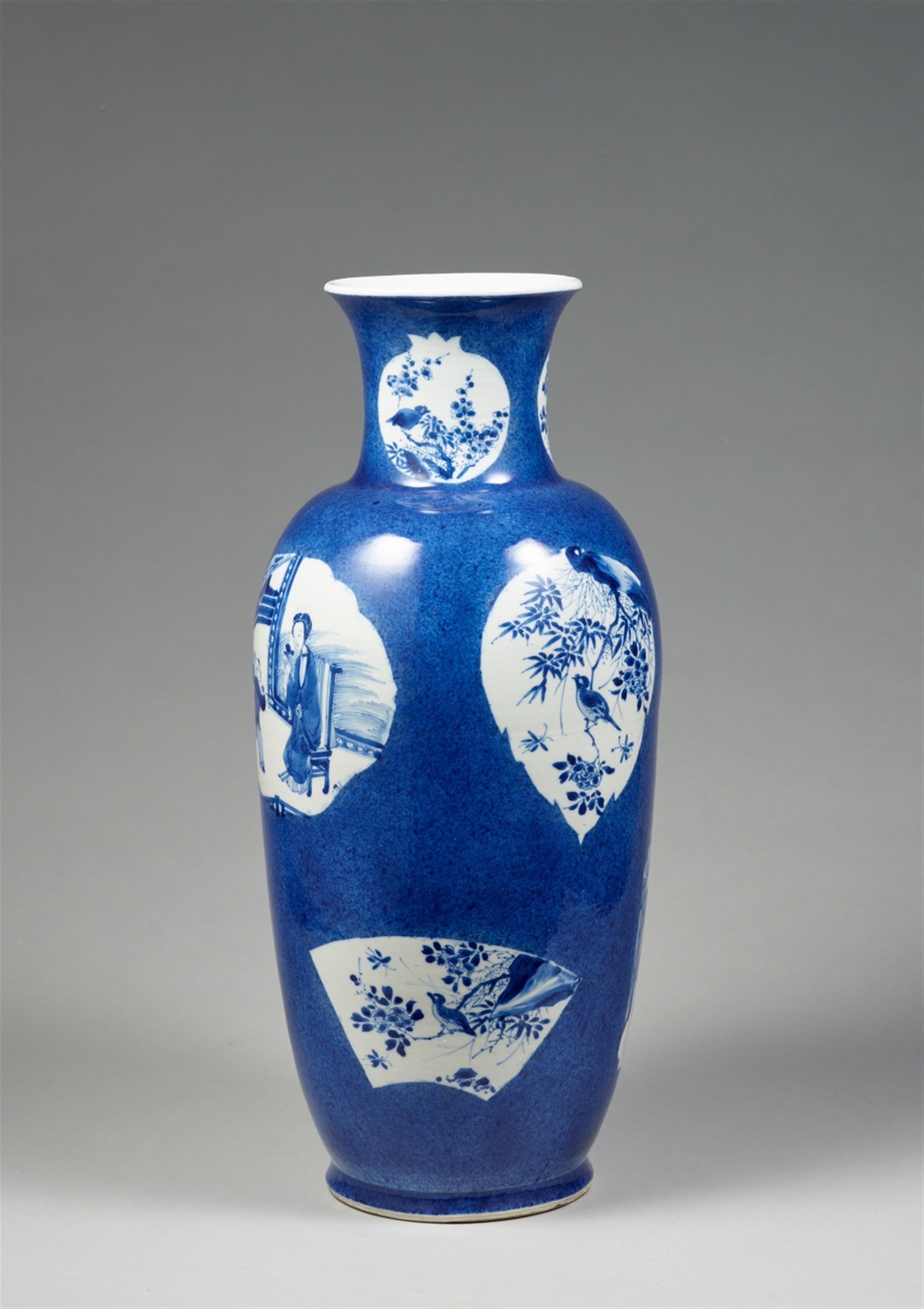 Vase mit puderblauem Fond. Kangxi-Periode (1662–1722) - image-2