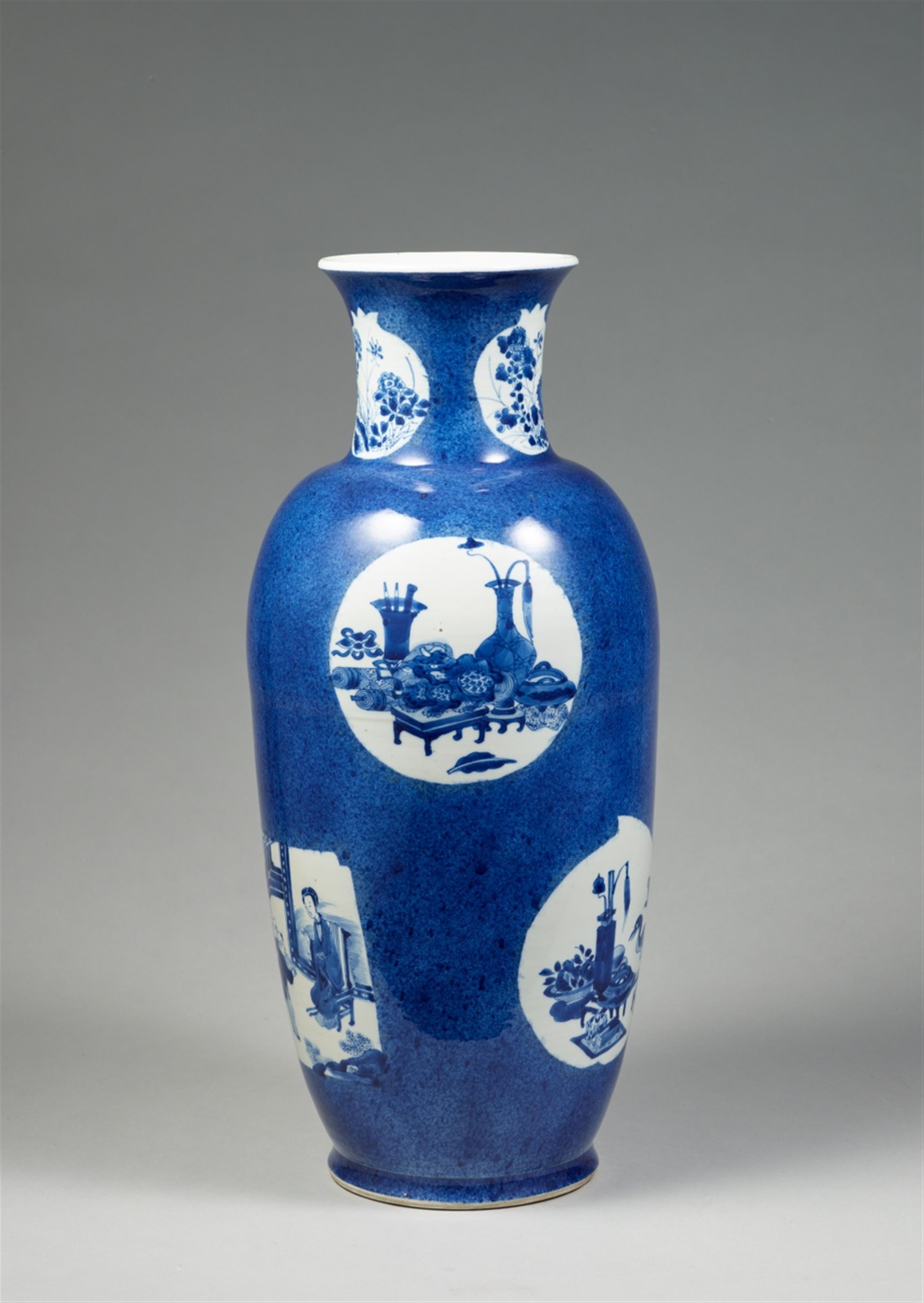 Vase mit puderblauem Fond. Kangxi-Periode (1662–1722) - image-4