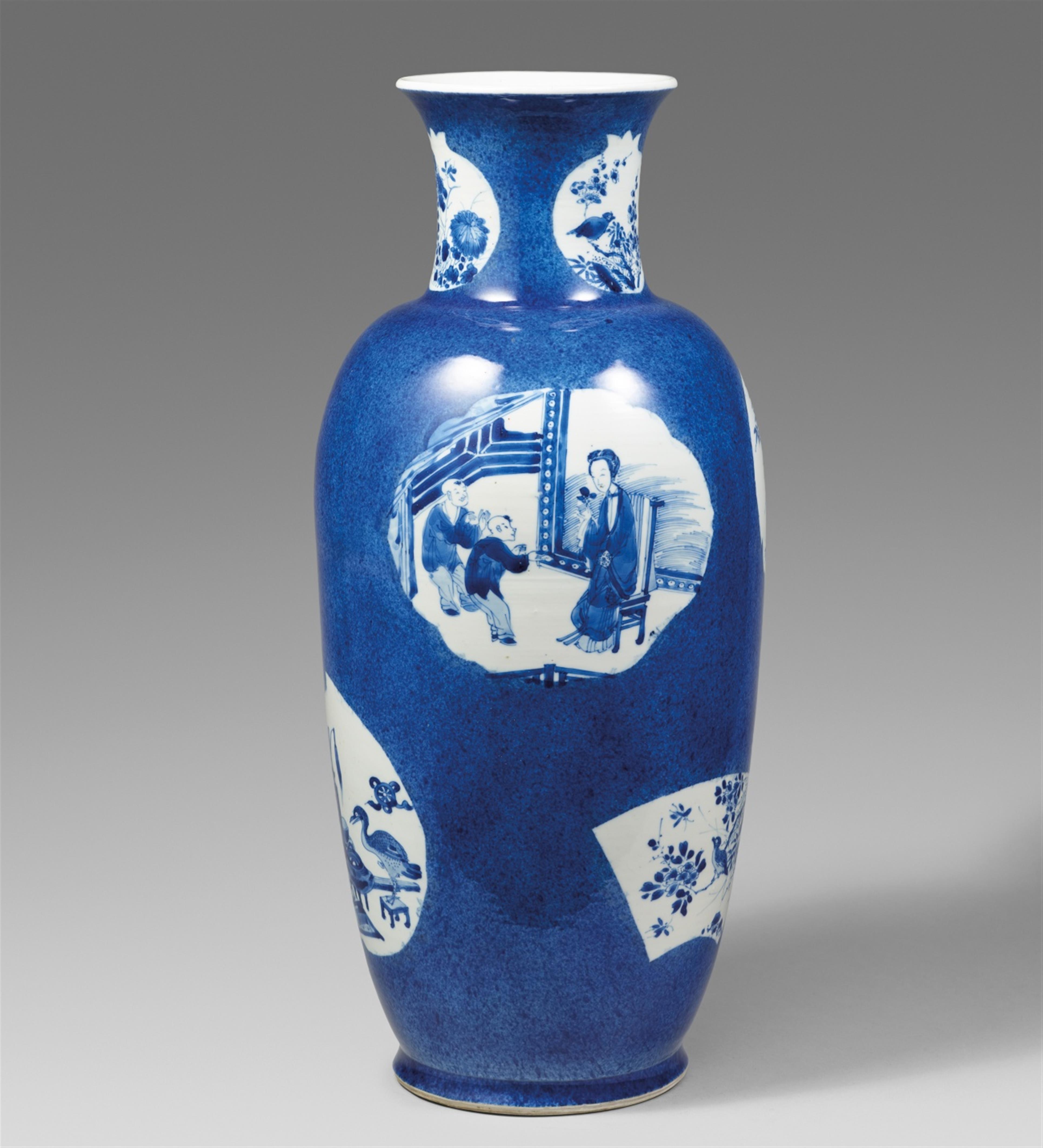 Vase mit puderblauem Fond. Kangxi-Periode (1662–1722) - image-1