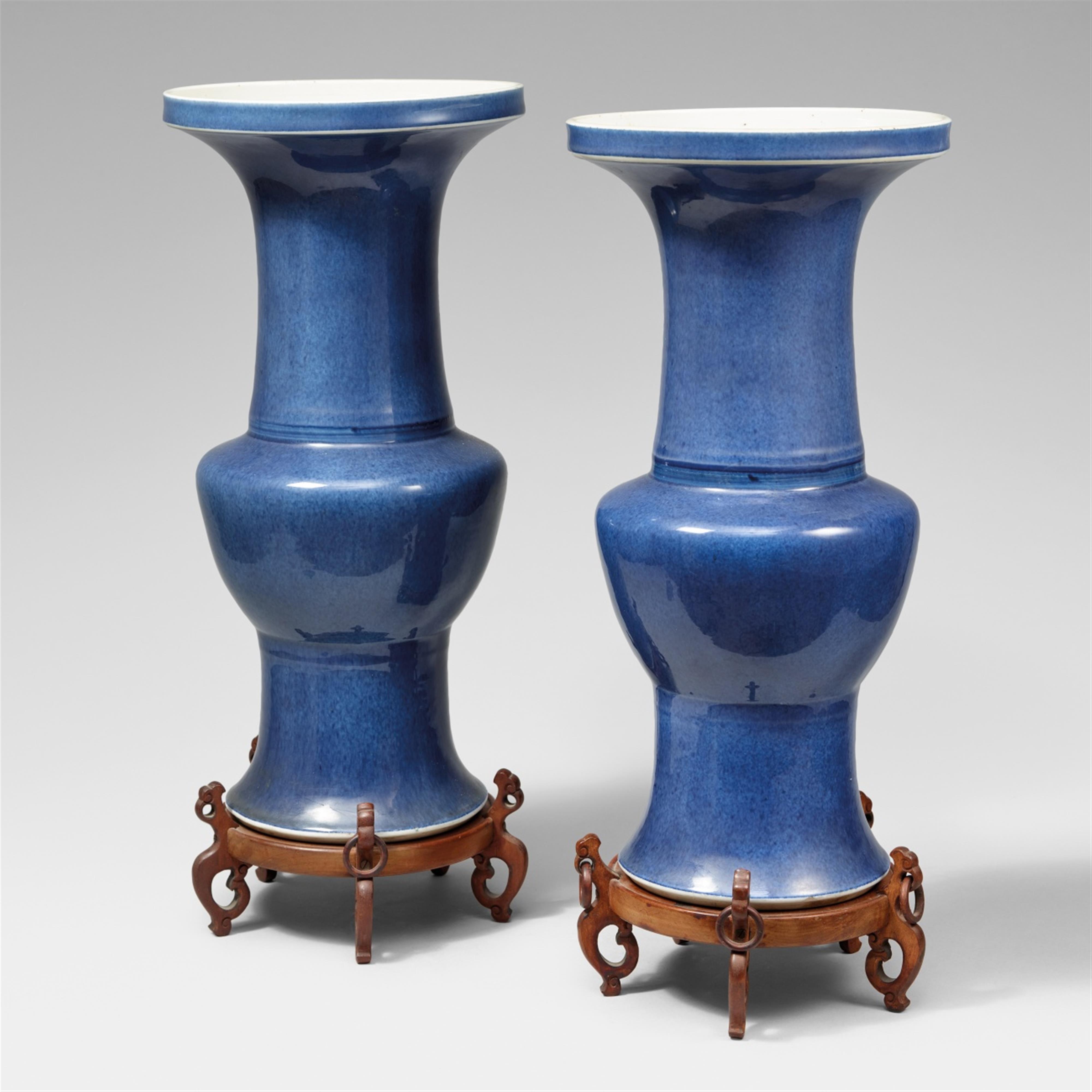 A pair of powder-blue-glazed yenyen vases. 18th/19th century - image-1