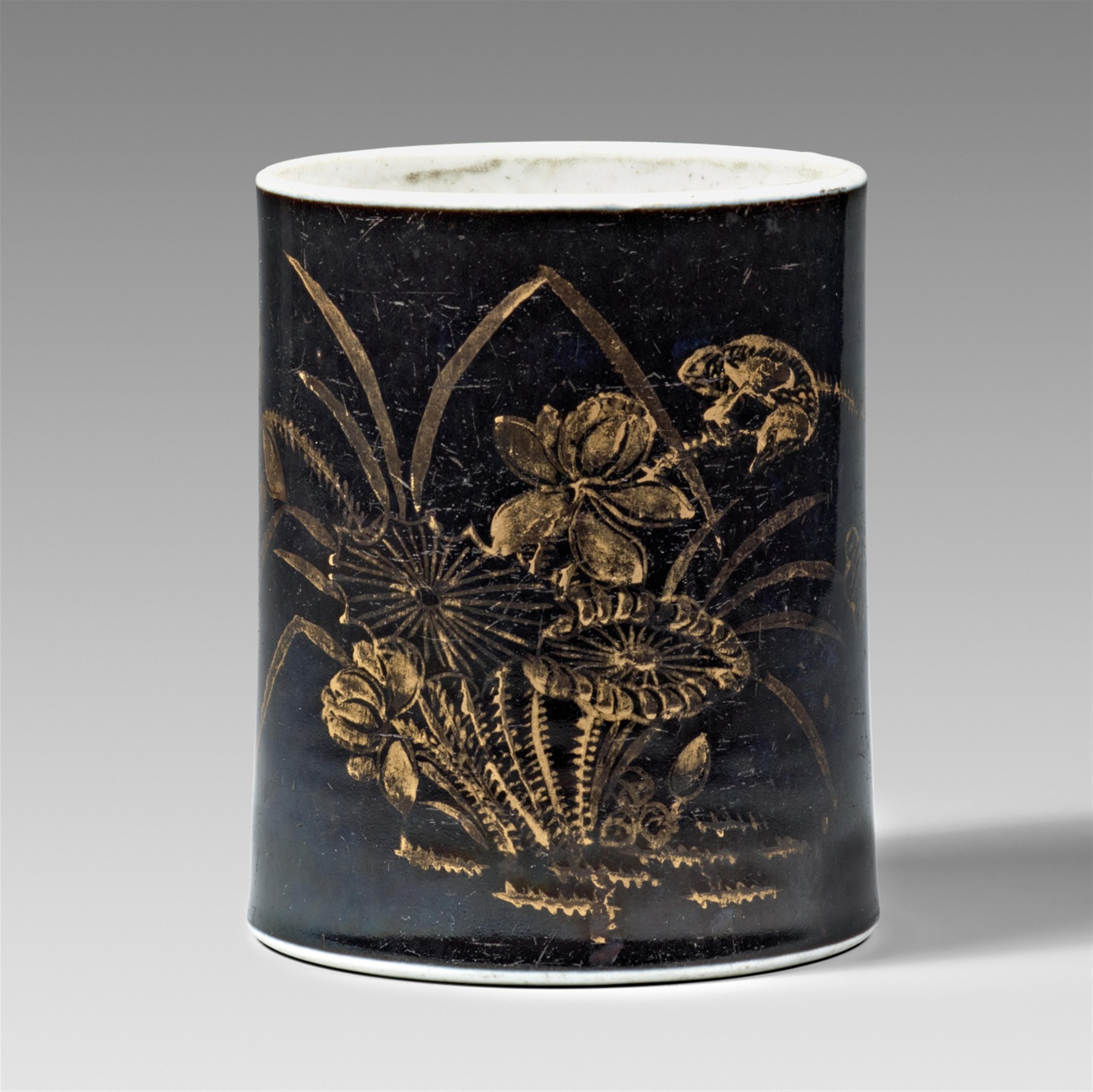 A mirror black-glazed and gilt-decorated brush pot (bitong). Kangxi period (1662-1722) - image-1