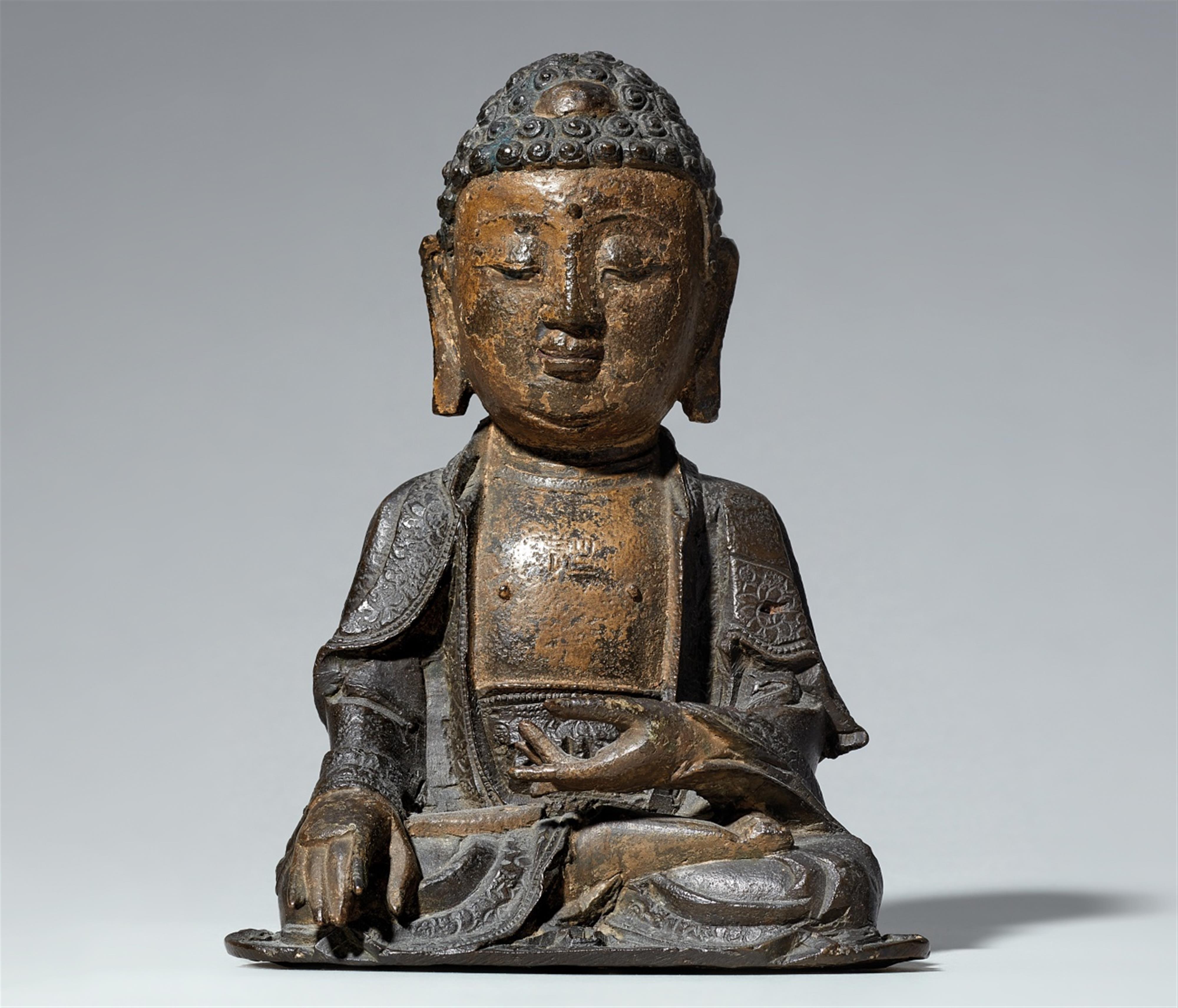 A small bronze figure of Buddha Shakyamuni. Ming dynasty - image-1
