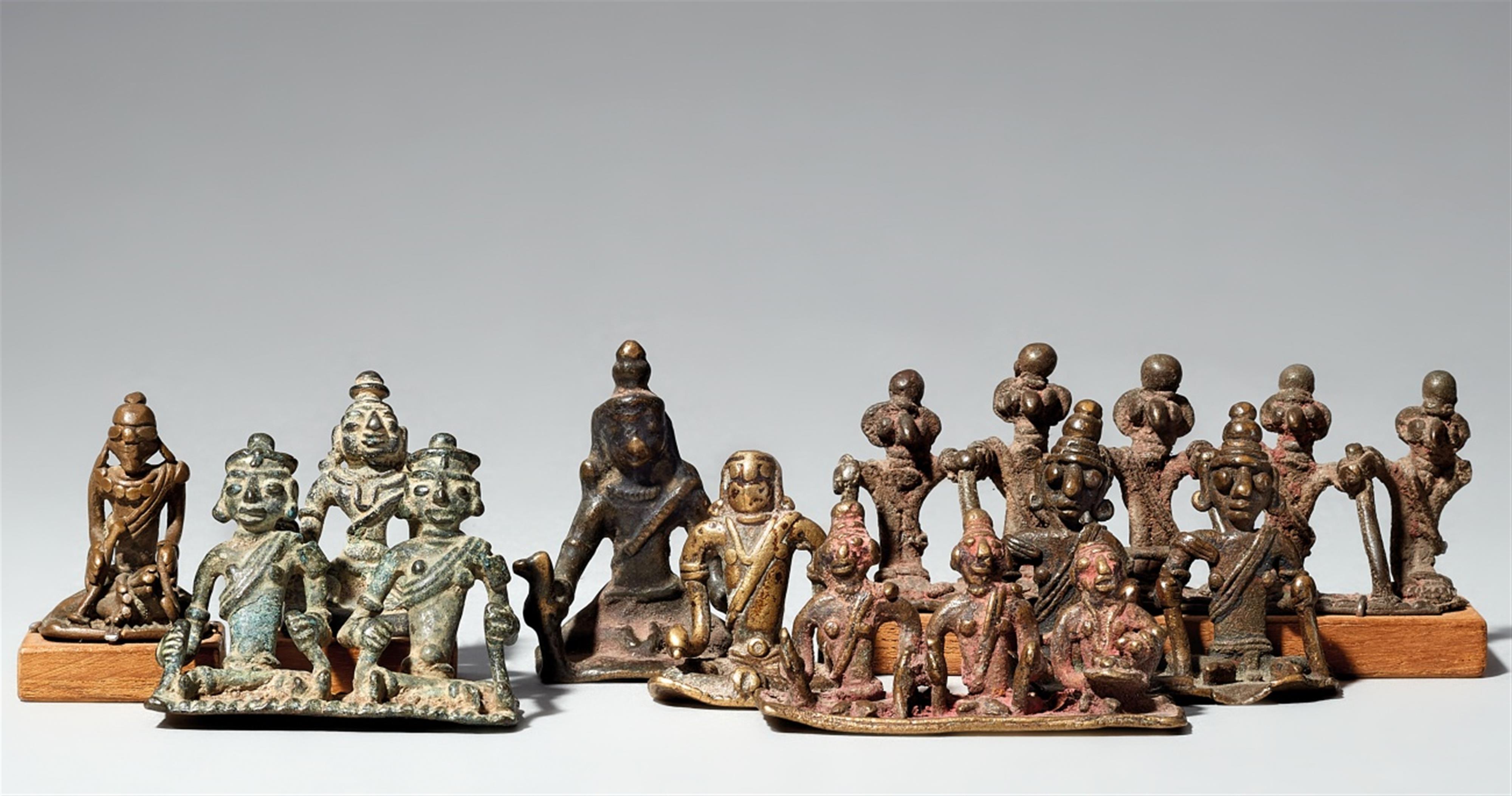 Eight small Central Indian copper alloy figures of deities, ancestors or munja. Maharashtra, Nasik, or Madhya Pradesh, Khandesh. 19th/20th century - image-1