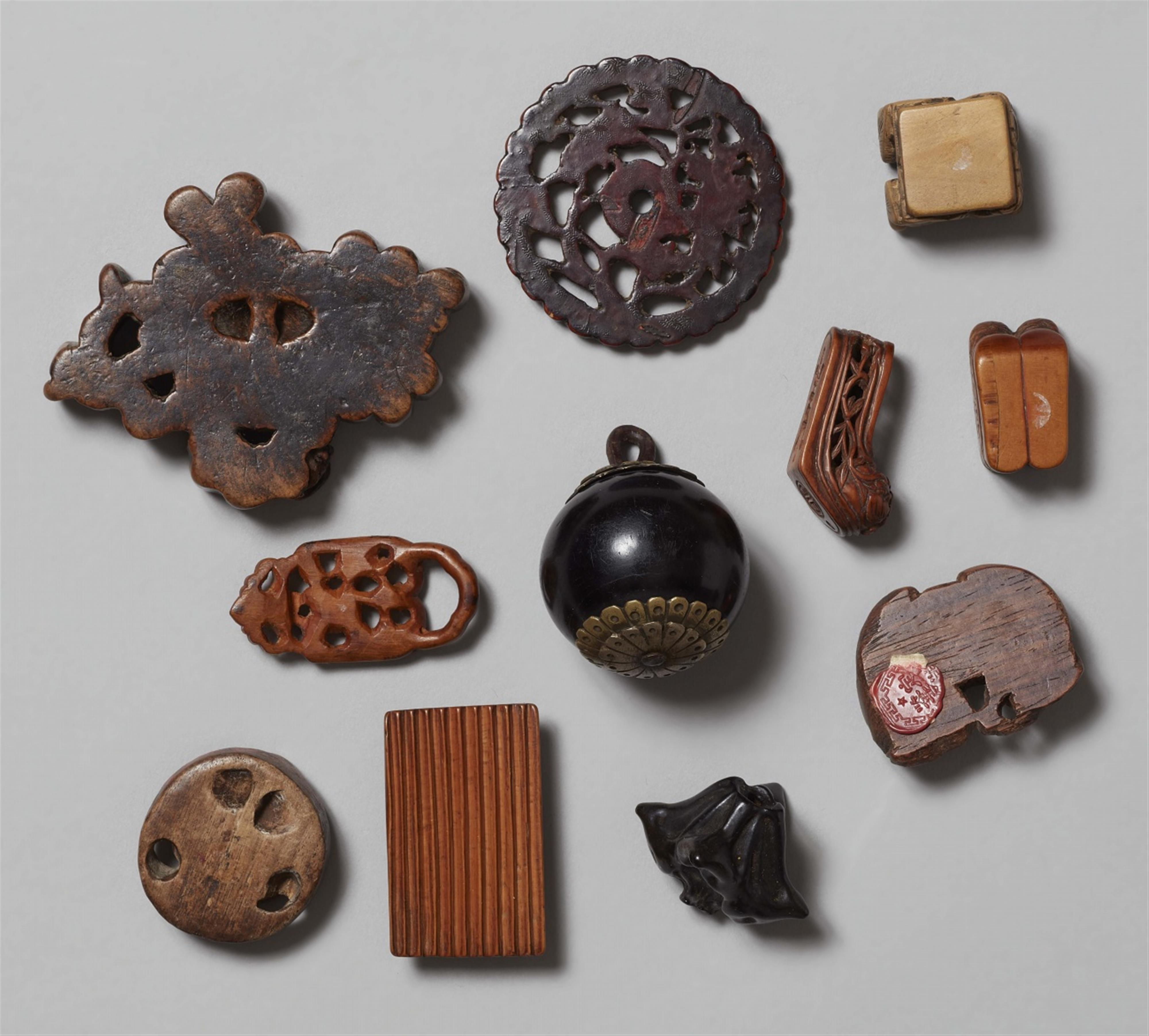 Fifteen wood toggles. Qing dynasty, 18th/19th century - image-4