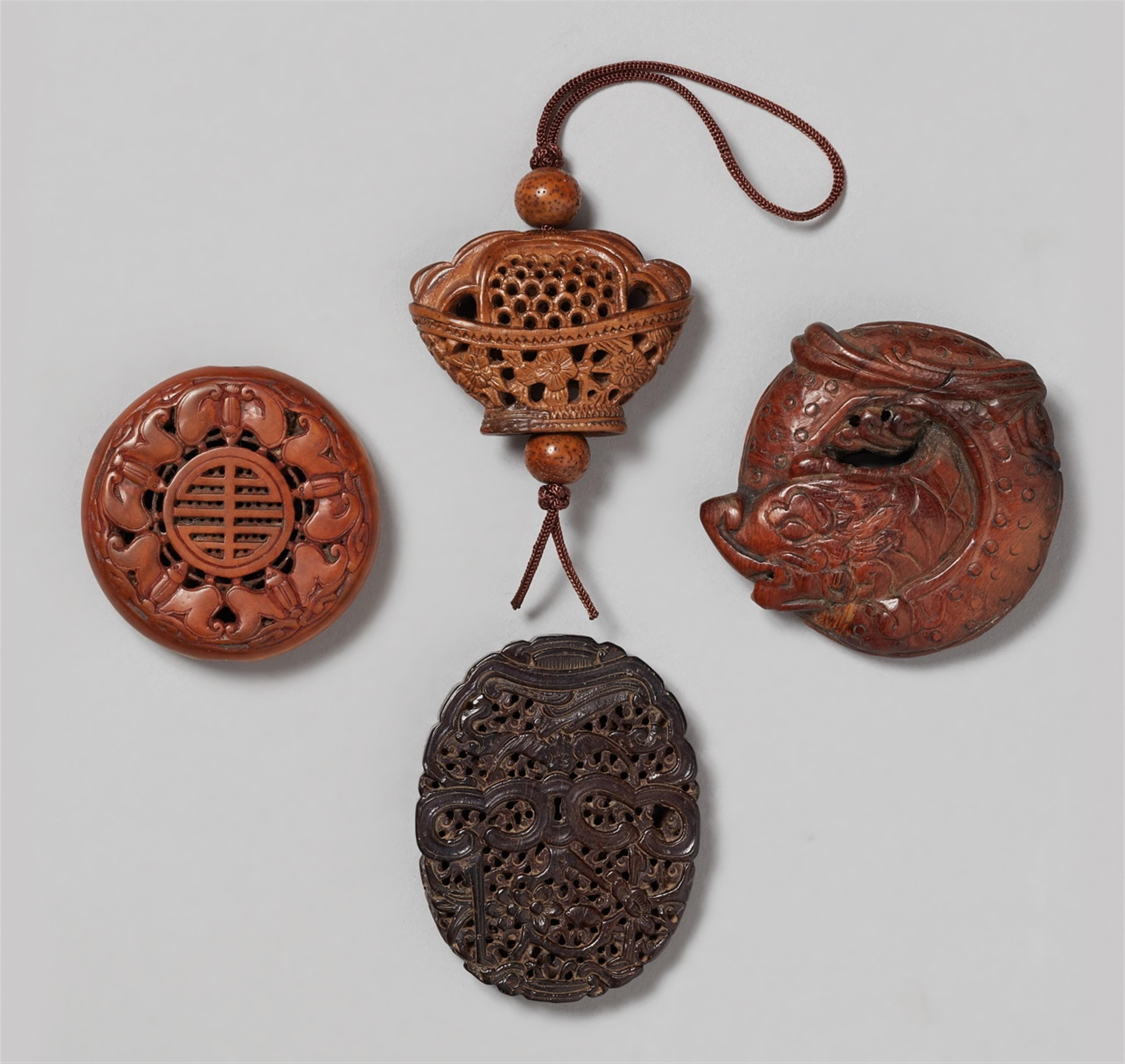 Fifteen wood toggles. Qing dynasty, 18th/19th century - image-1