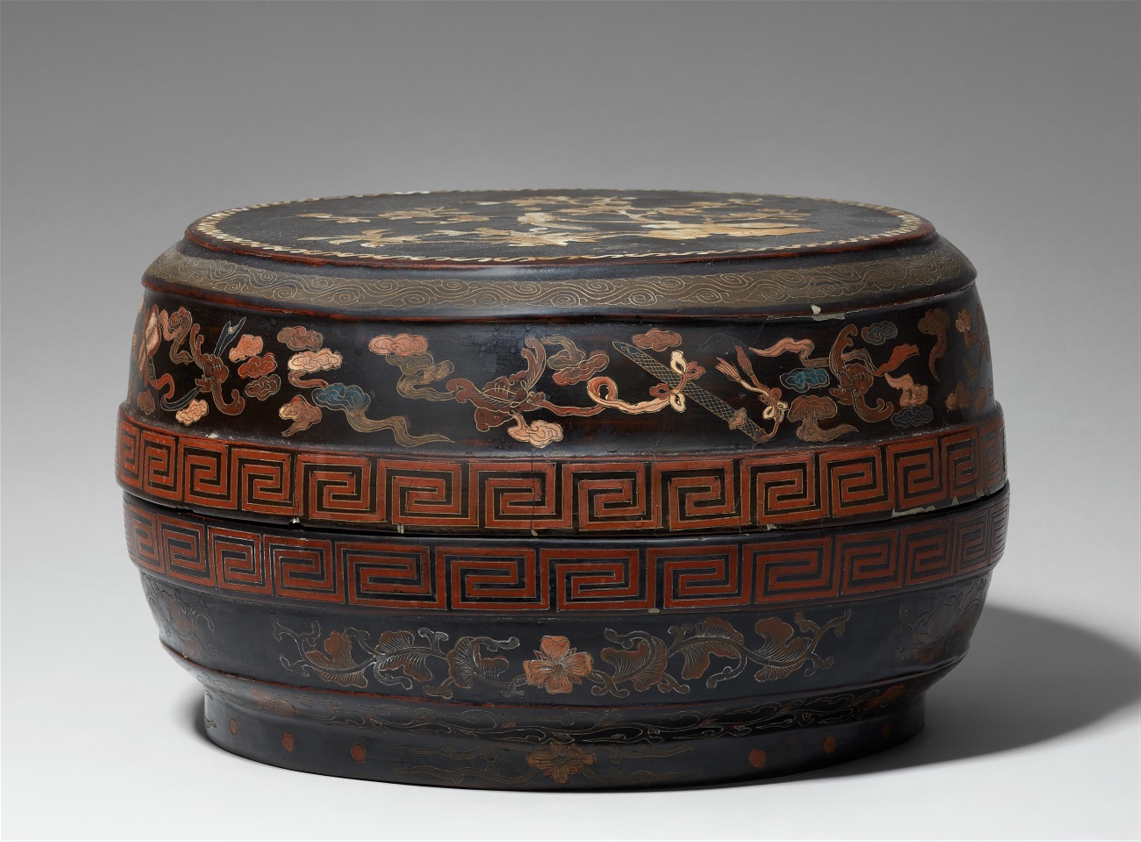 A large circular lacquer box and cover. 19th century
 - image-1