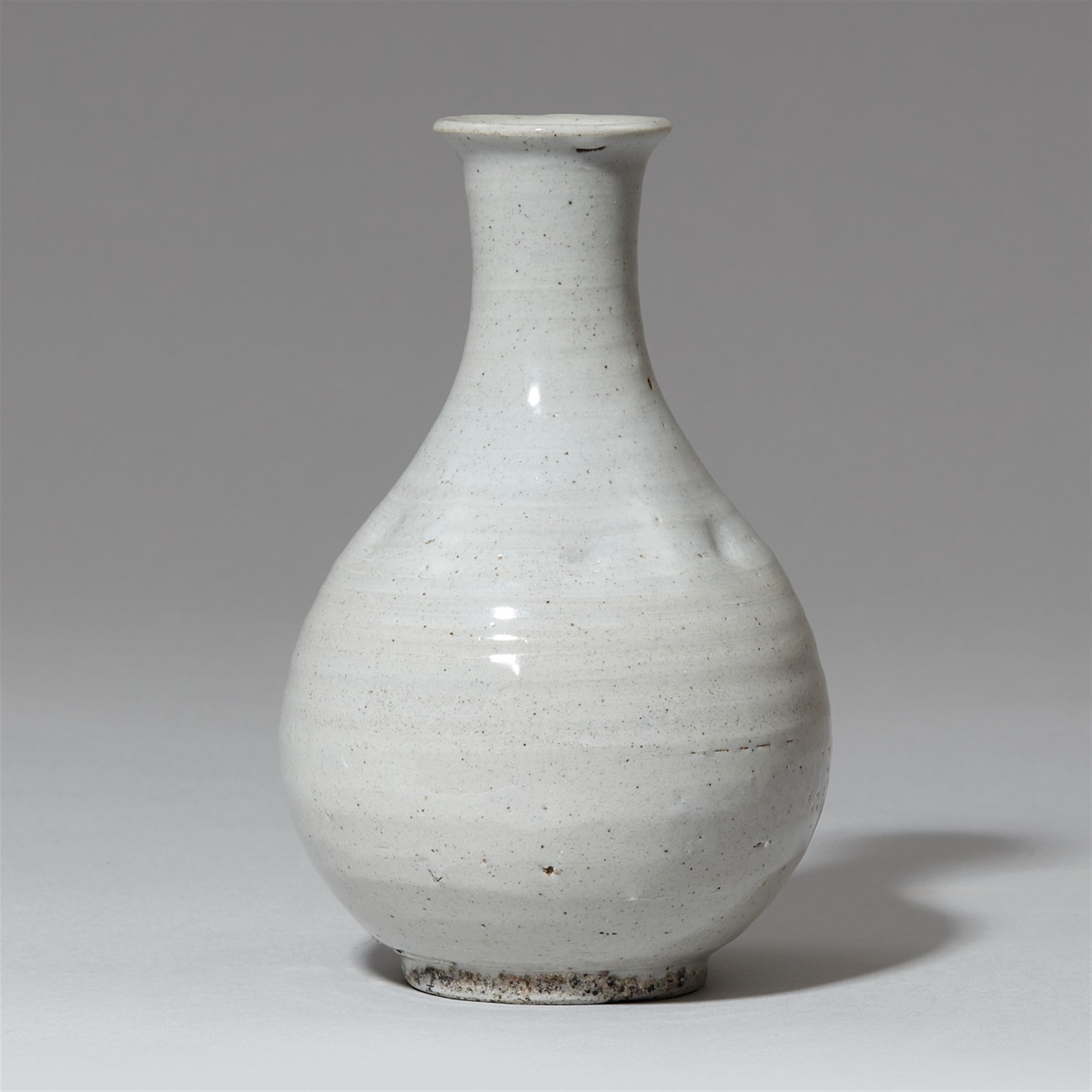 A small Korean bottle vase. 14th/15th century - image-1