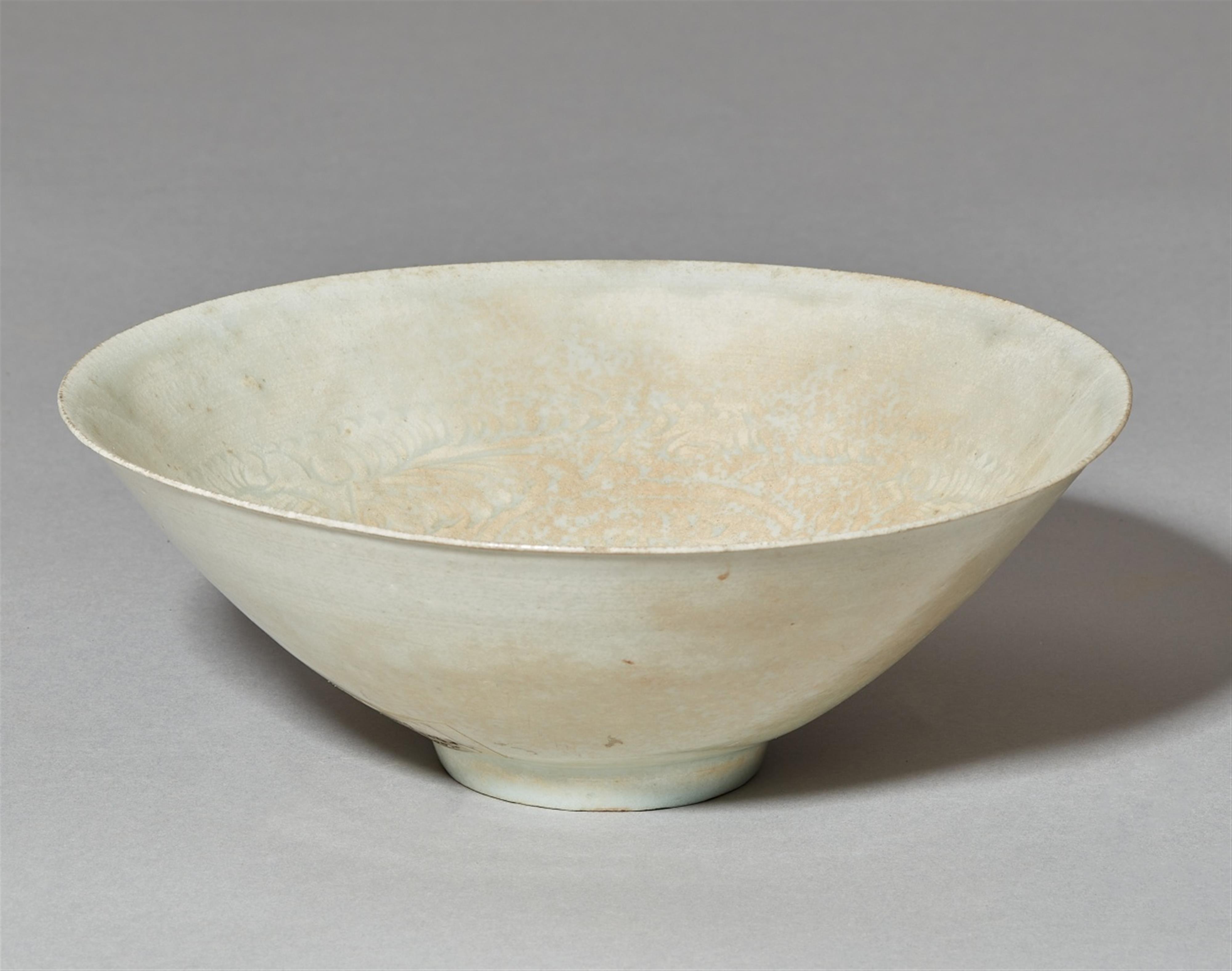 A carved qingbai-glazed bowl. Song dynasty (907-1279) - image-1