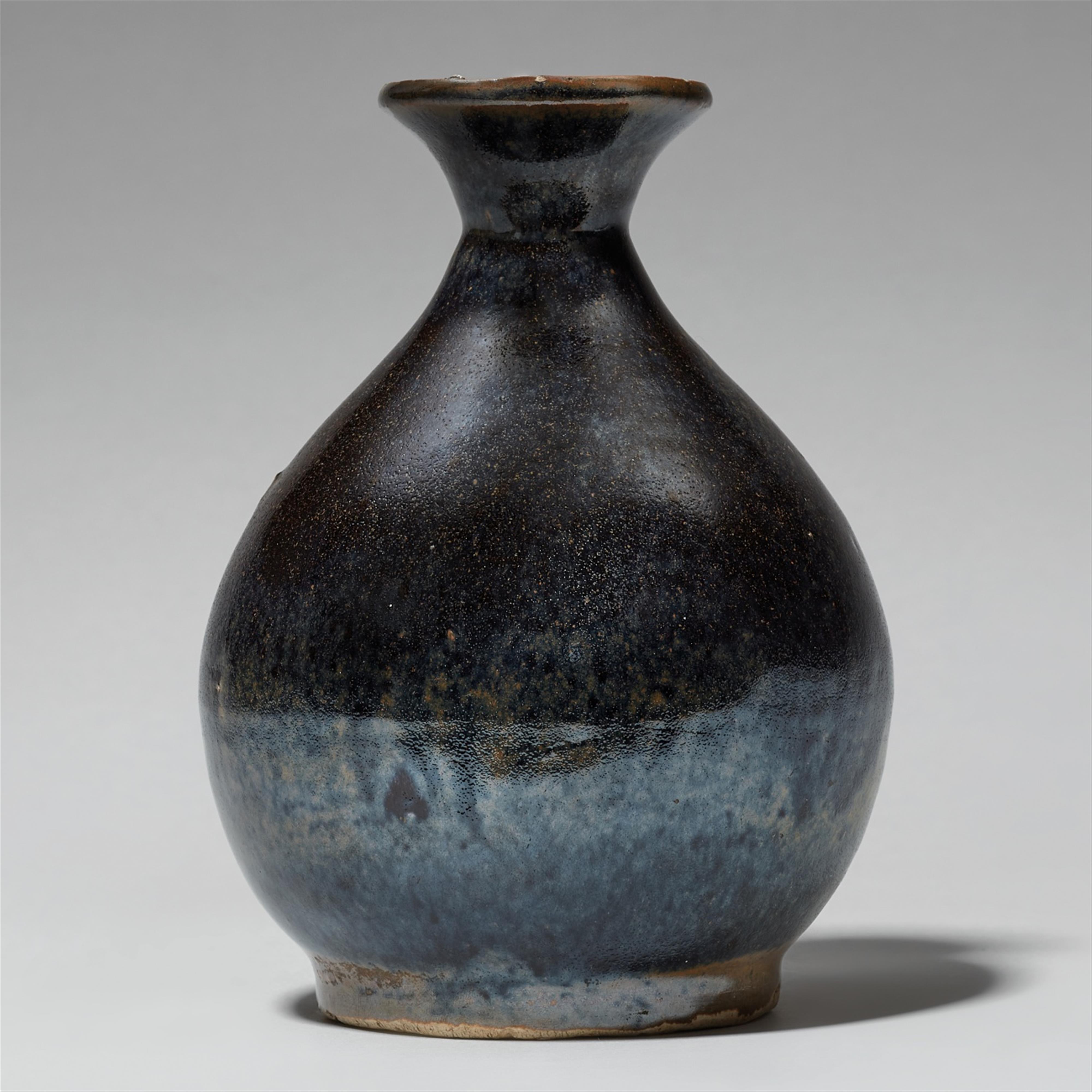 A blackish-brown-glazed vase. 14th/15th century - image-1