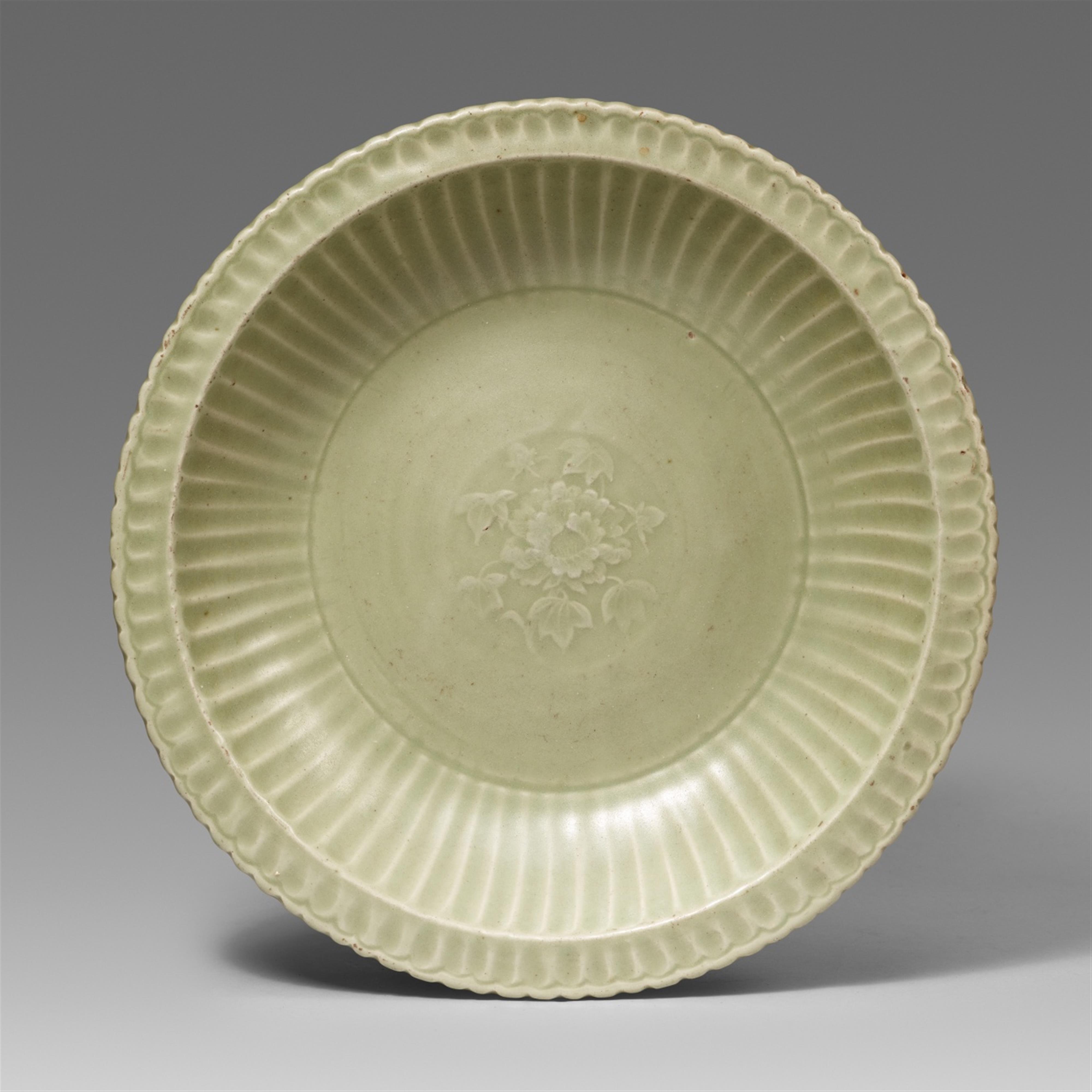 A Longquan celadon charger. 14th/15th century - image-1