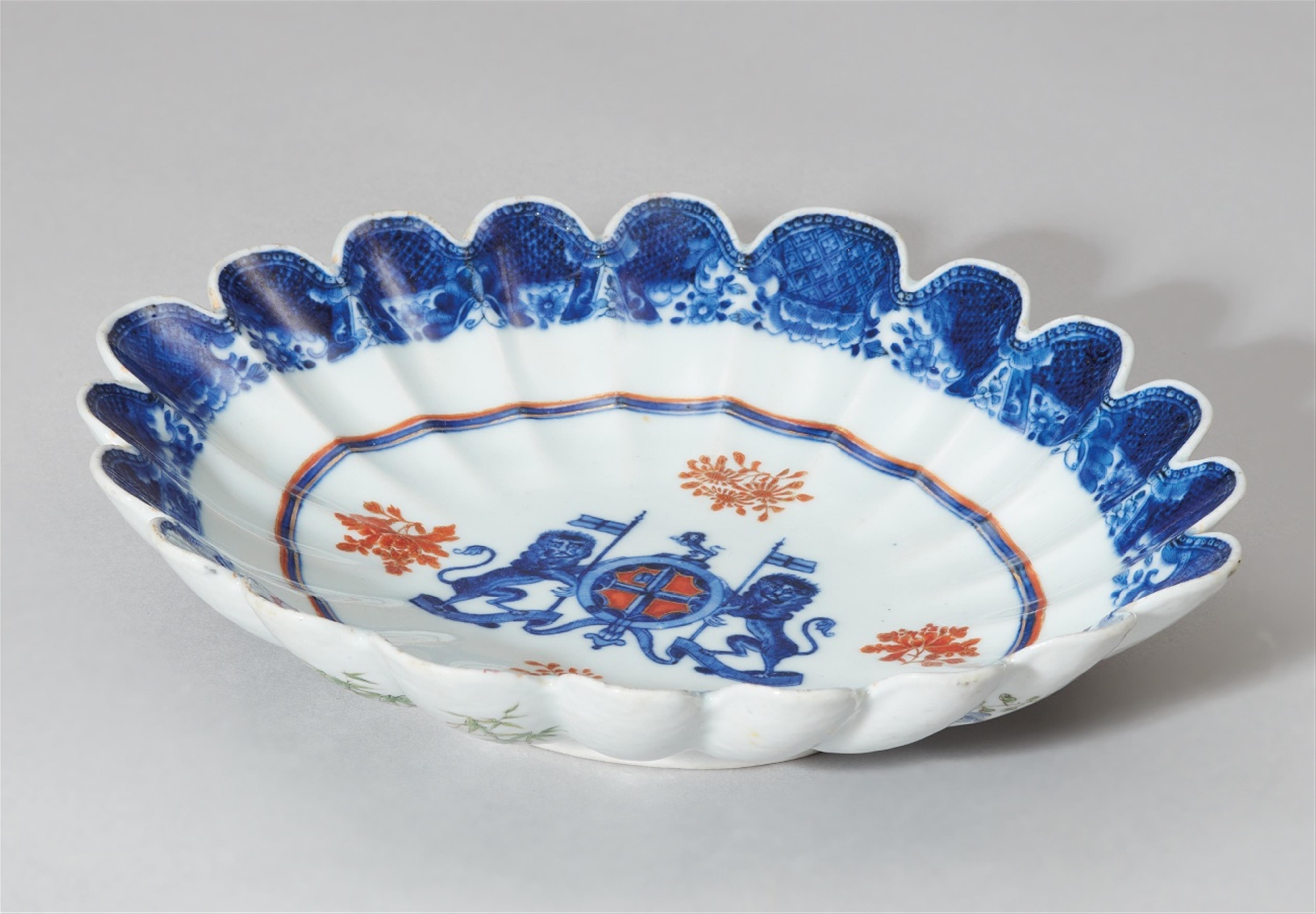 An armorial dish with the Arms of the Honorable East India Company. 18th/19th century - image-1