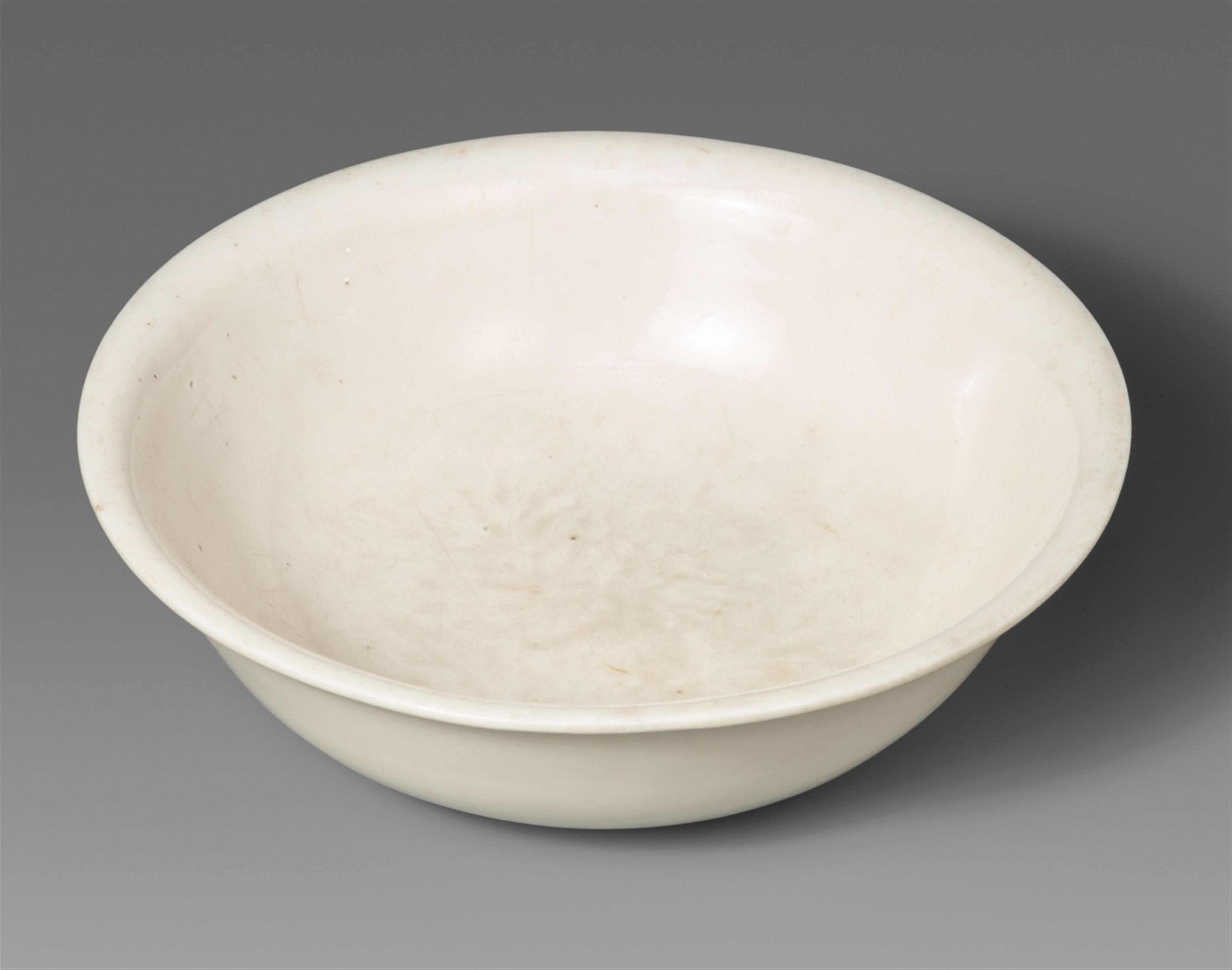 A blanc-de-Chine bowl with incised chrysanthemum. Dehua. Second half 17th century - image-1