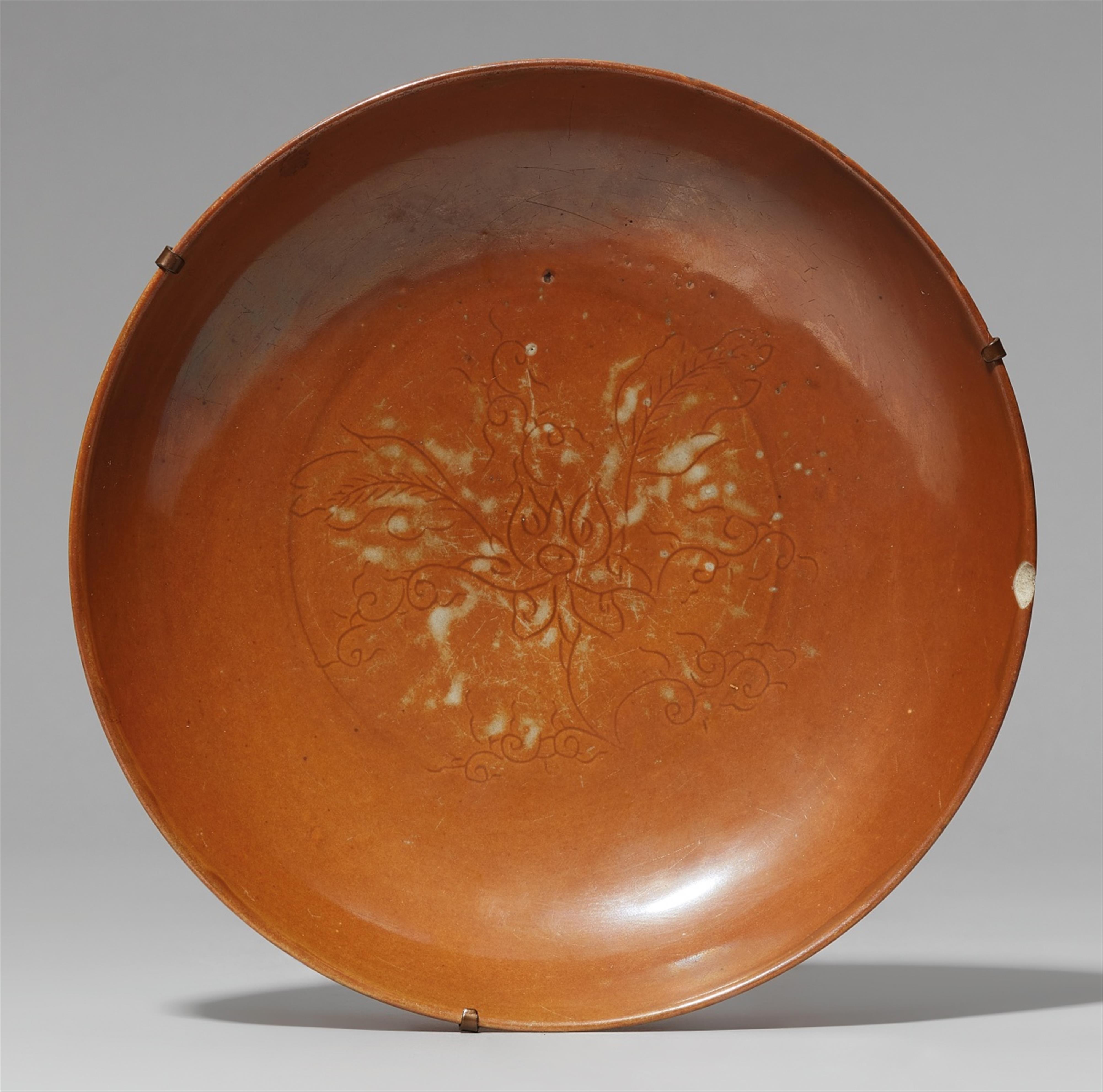 An incised-decorated and brown-glazed dish. 17th century - image-1