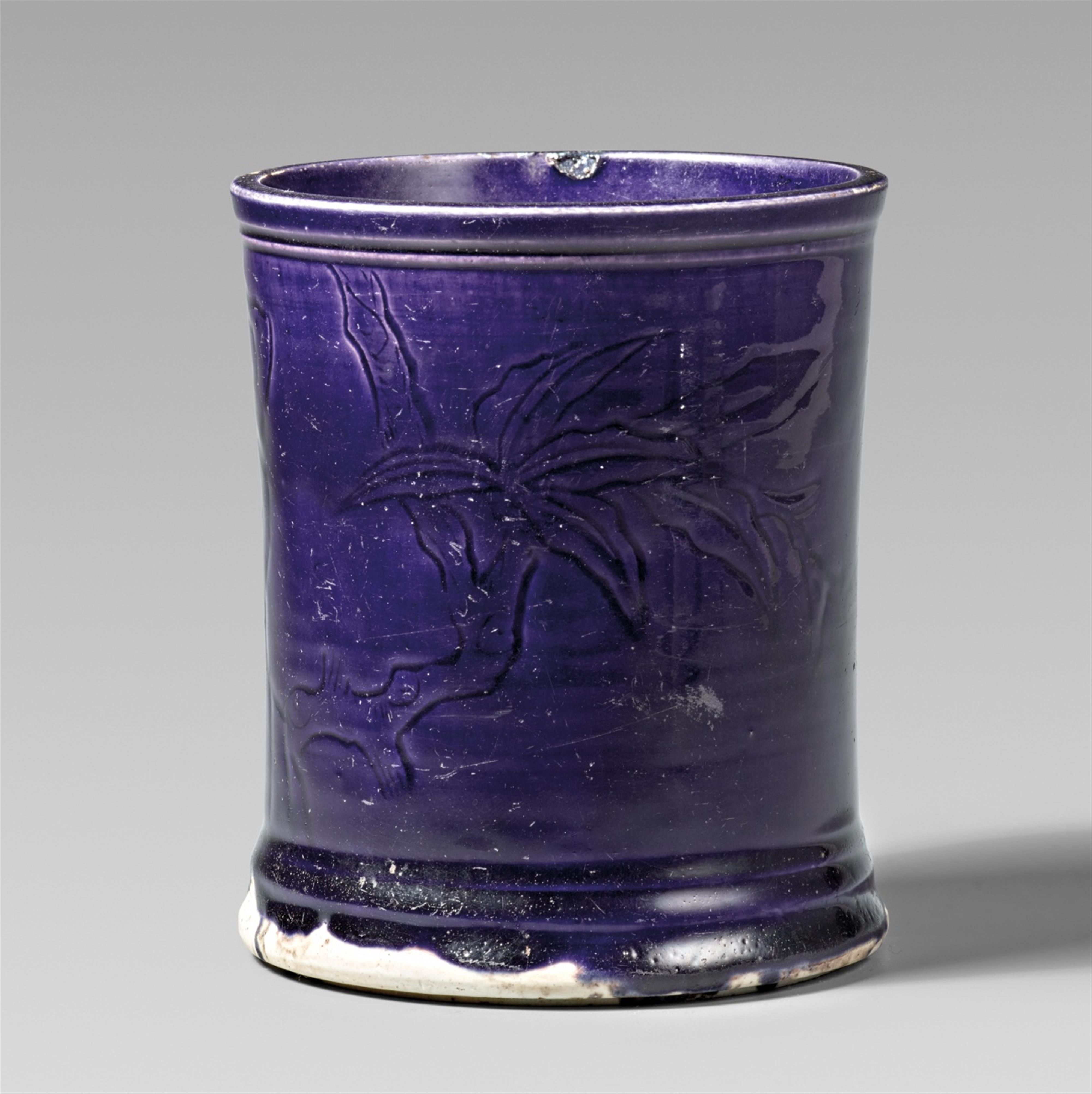 An incised aubergine-glazed brush pot (bitong). Enamel sur biscuit. Kangxi period (1662-1722) - image-1