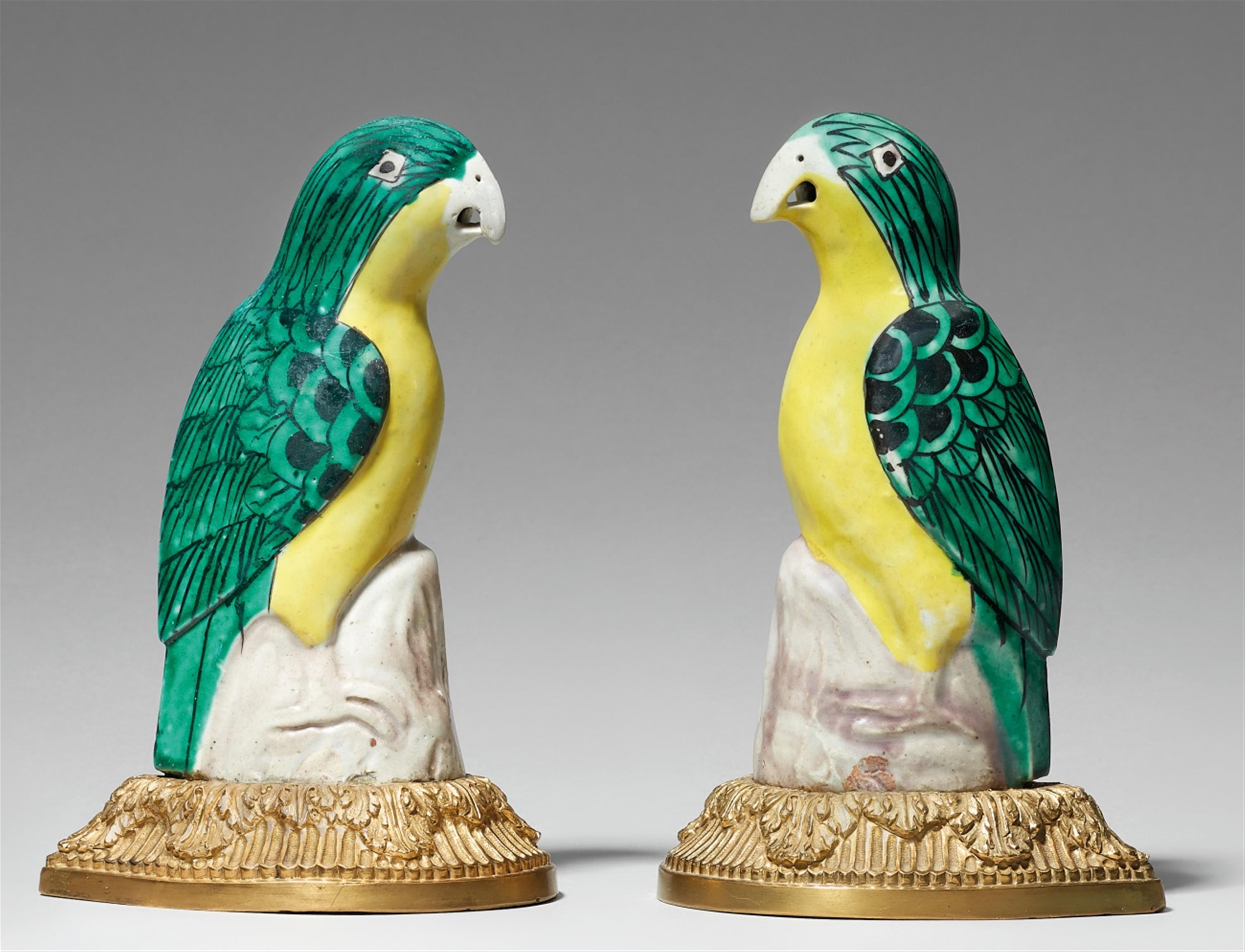 An ormolu-mounted pair of email sur biscuit parrots. 18th century - image-1