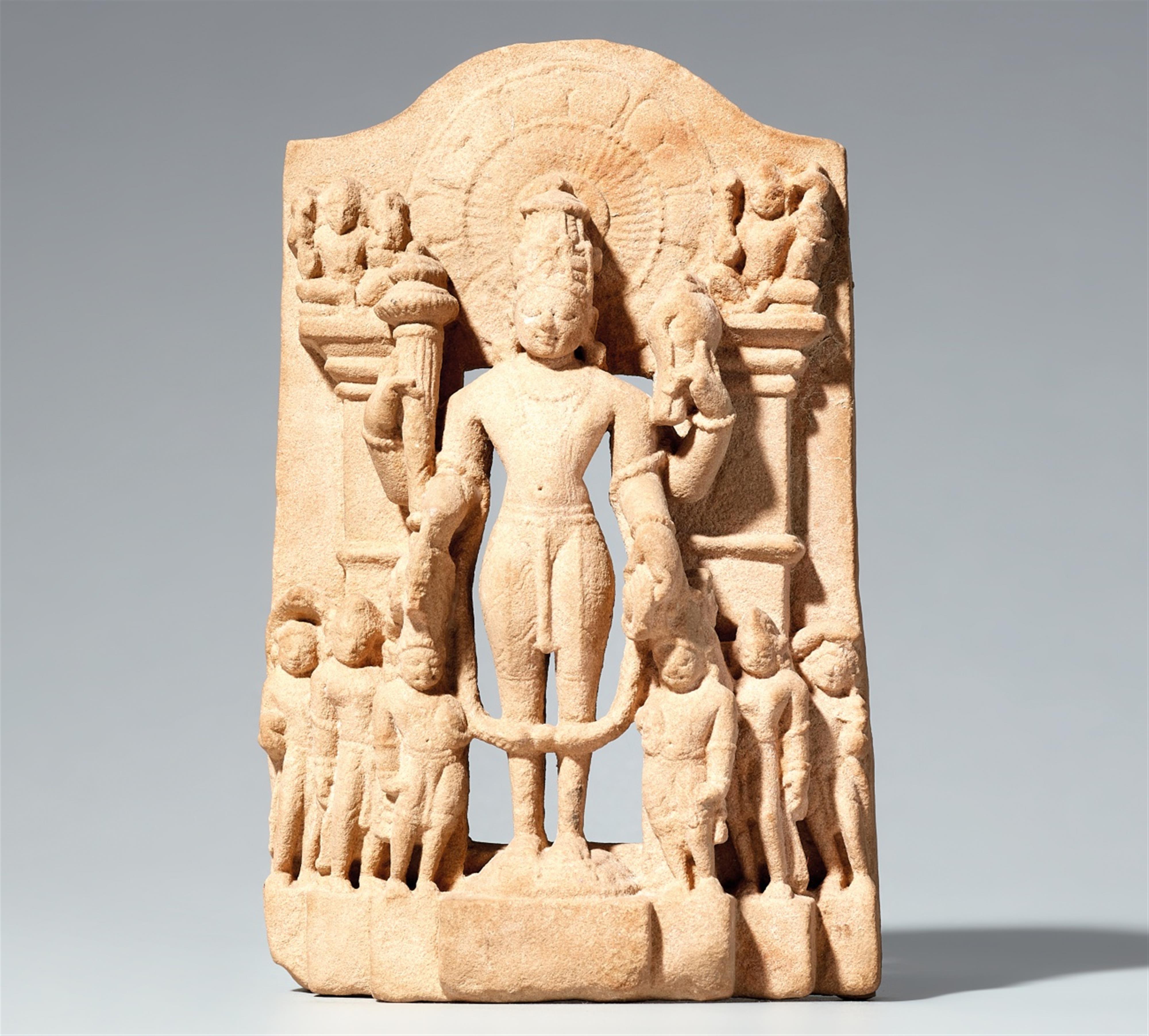 Kleine Stele des Vishnu. Heller Sandstein. Indien. 11. Jh. - image-1