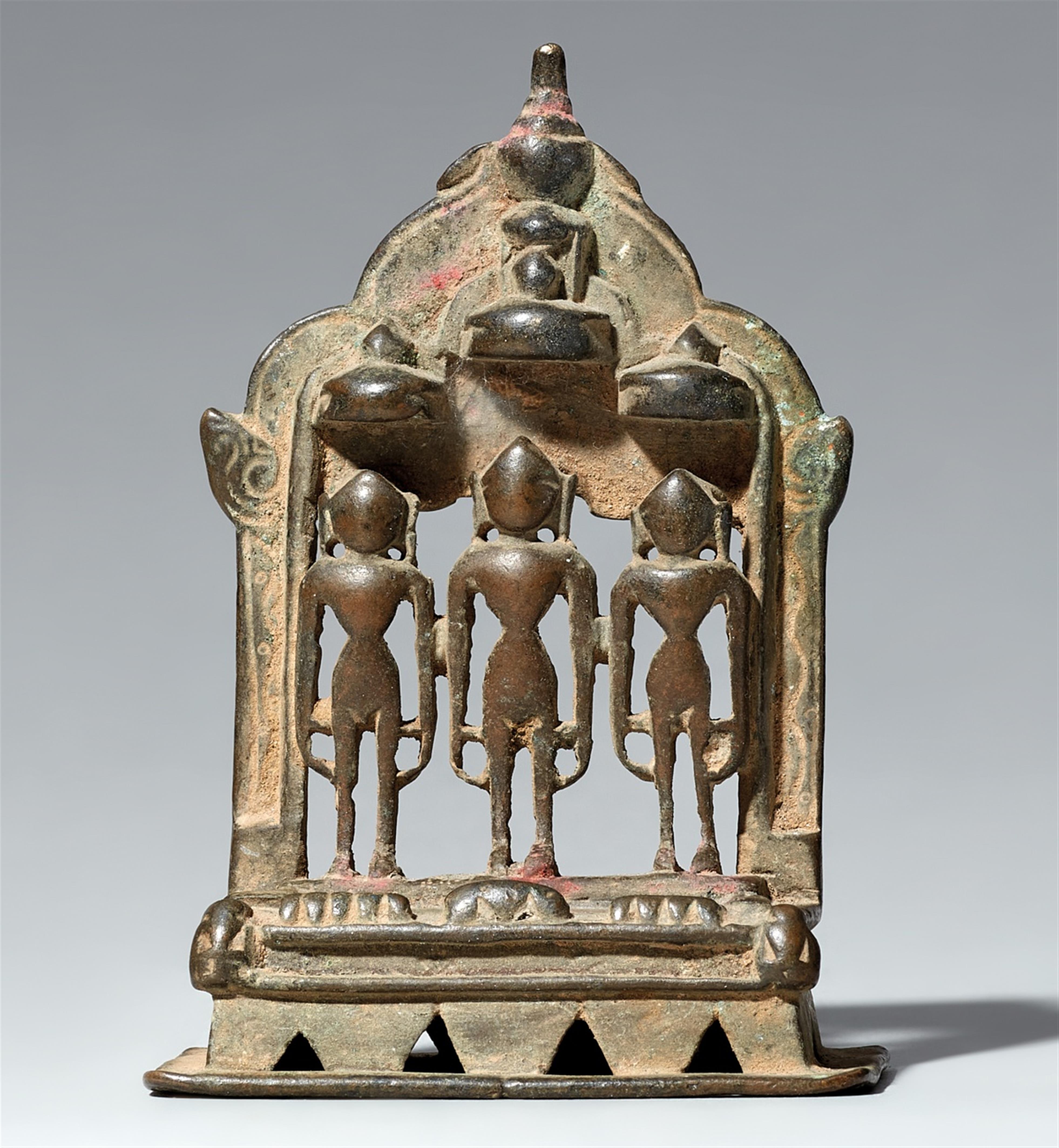 A small copper alloy Jain altar of three tirthankara. Western India, Gujarat. Dated by inscription 1478 - image-1