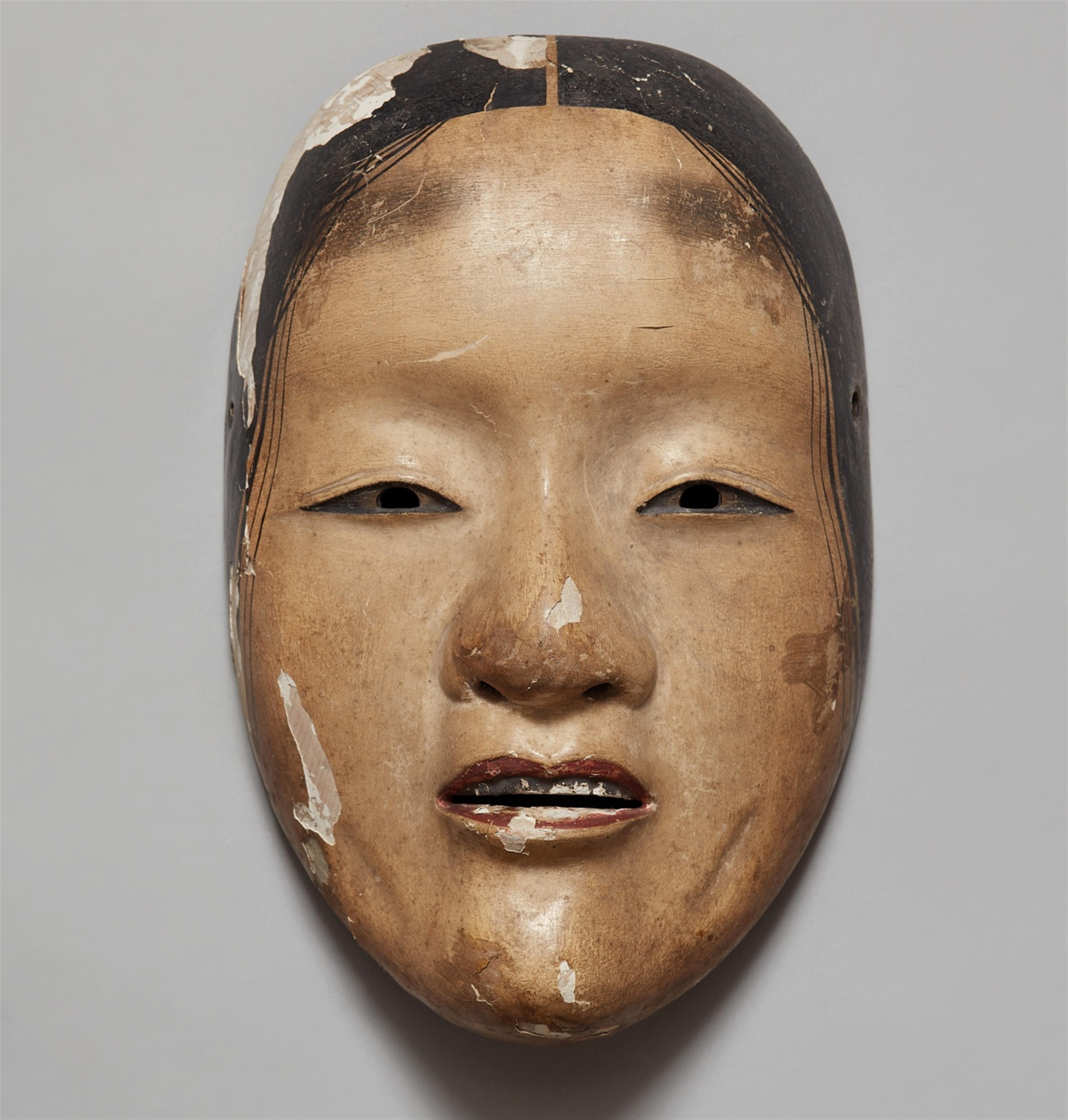 No-Maske einer jungen Frau. Holz, polychrom gefasst. 17. Jh. oder etwas später - image-1