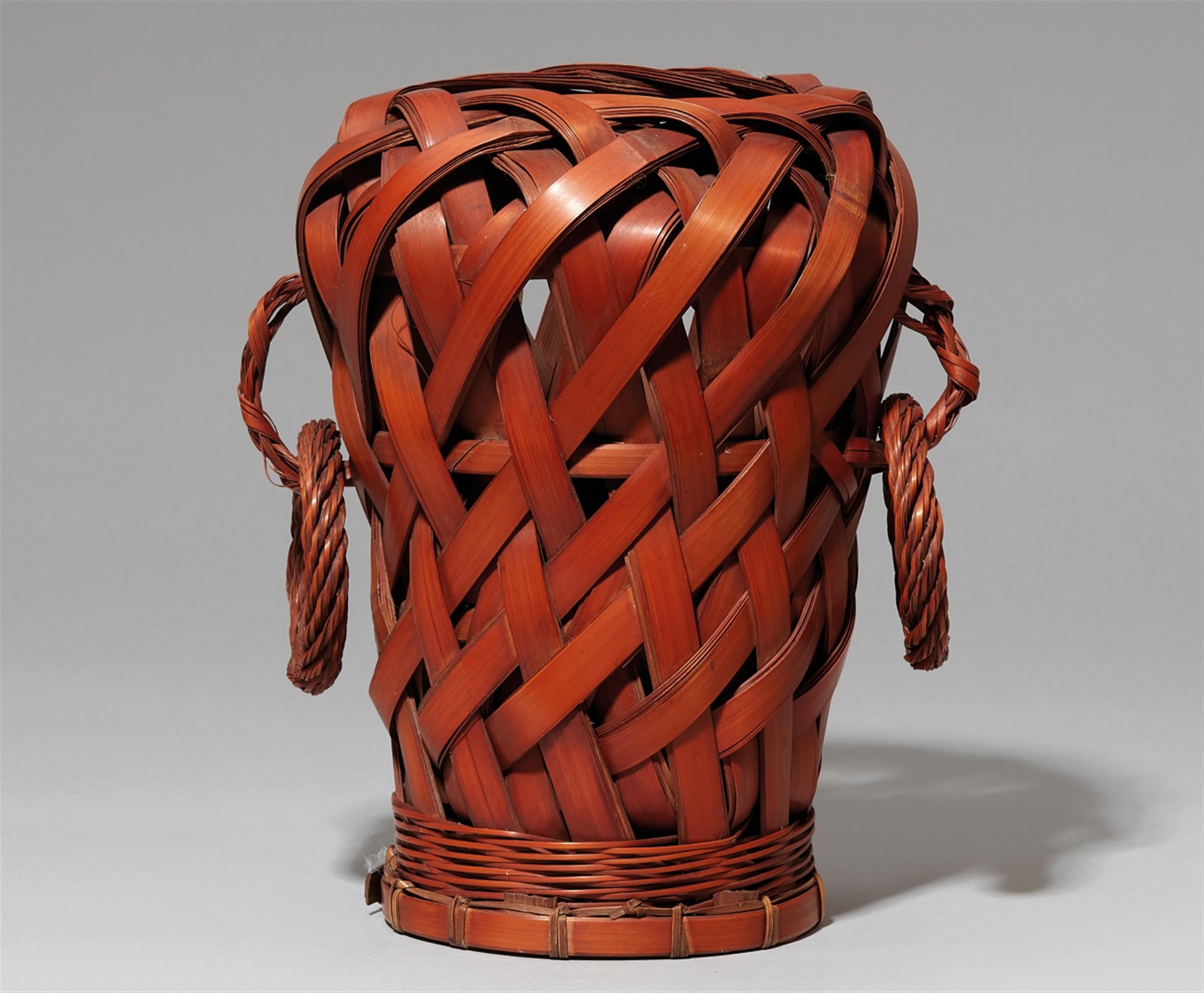 A bamboo ikebana basket. Early 20th century - image-1