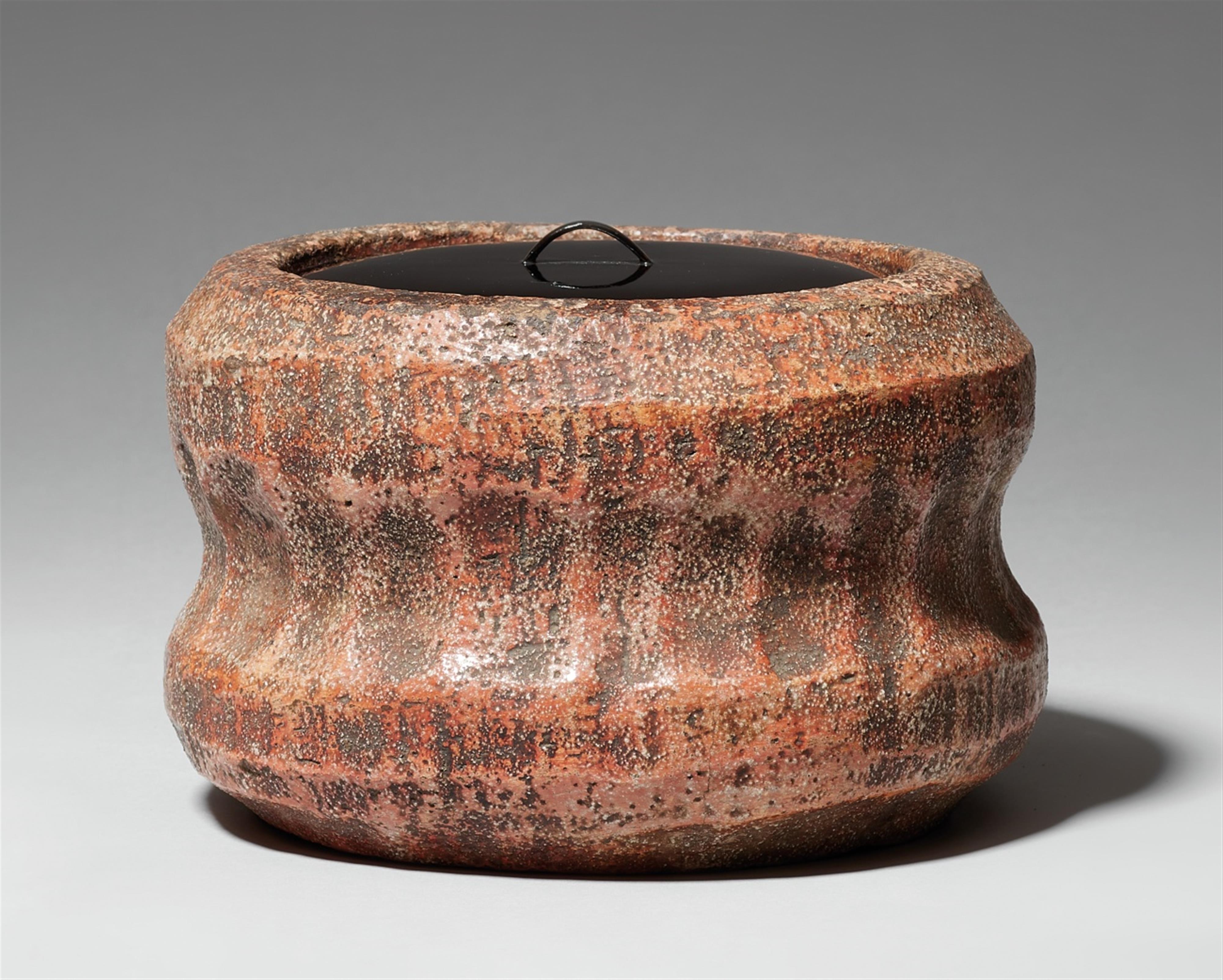 A Raku-ware mizusashi. 19th century - image-1